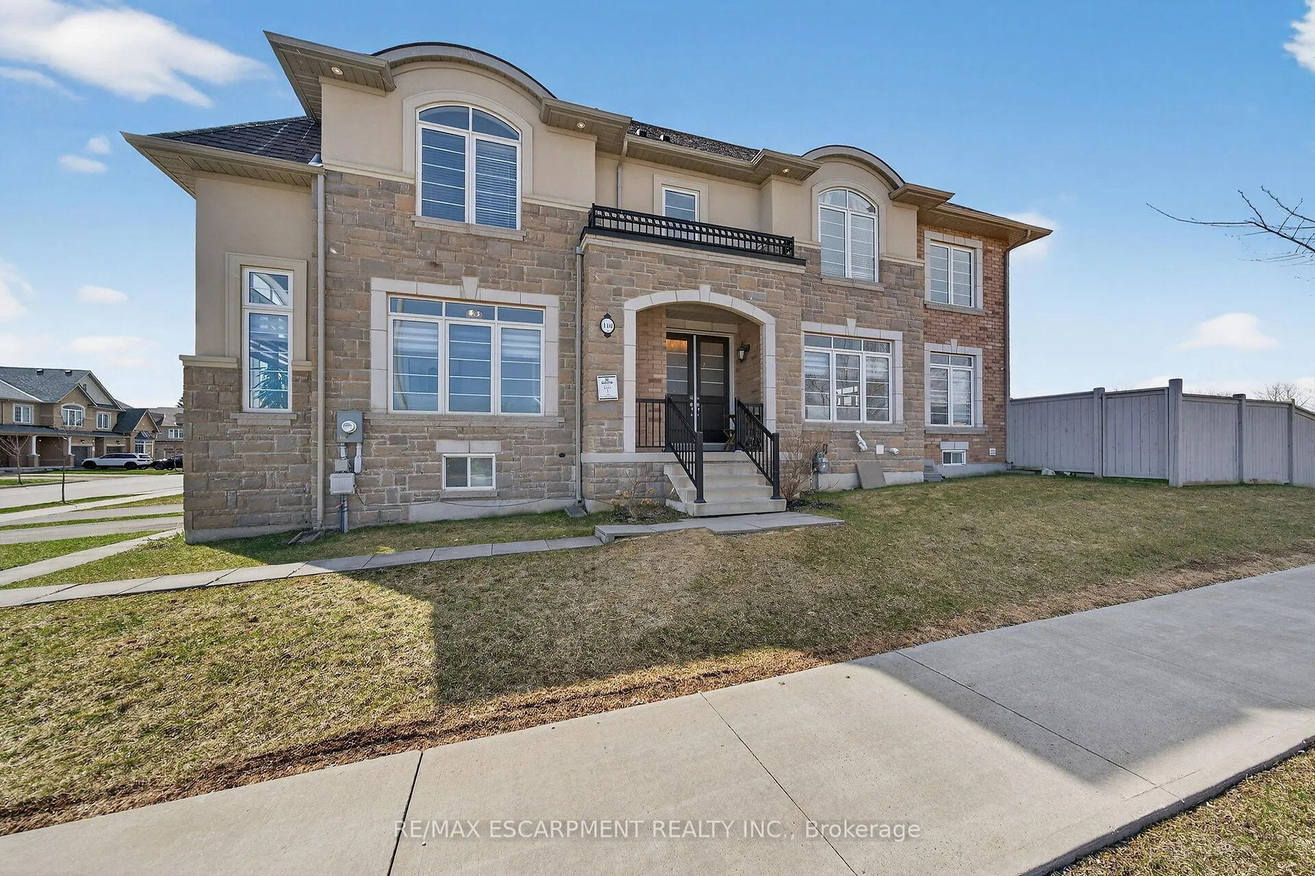 Photo 2 of 140 Robertson Road, Hamilton, Meadowlands — HOMEH