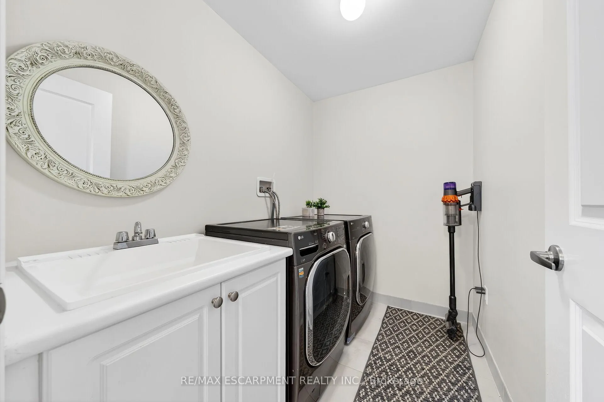 Photo 23 of 140 Robertson Road, Hamilton, Meadowlands — HOMEH