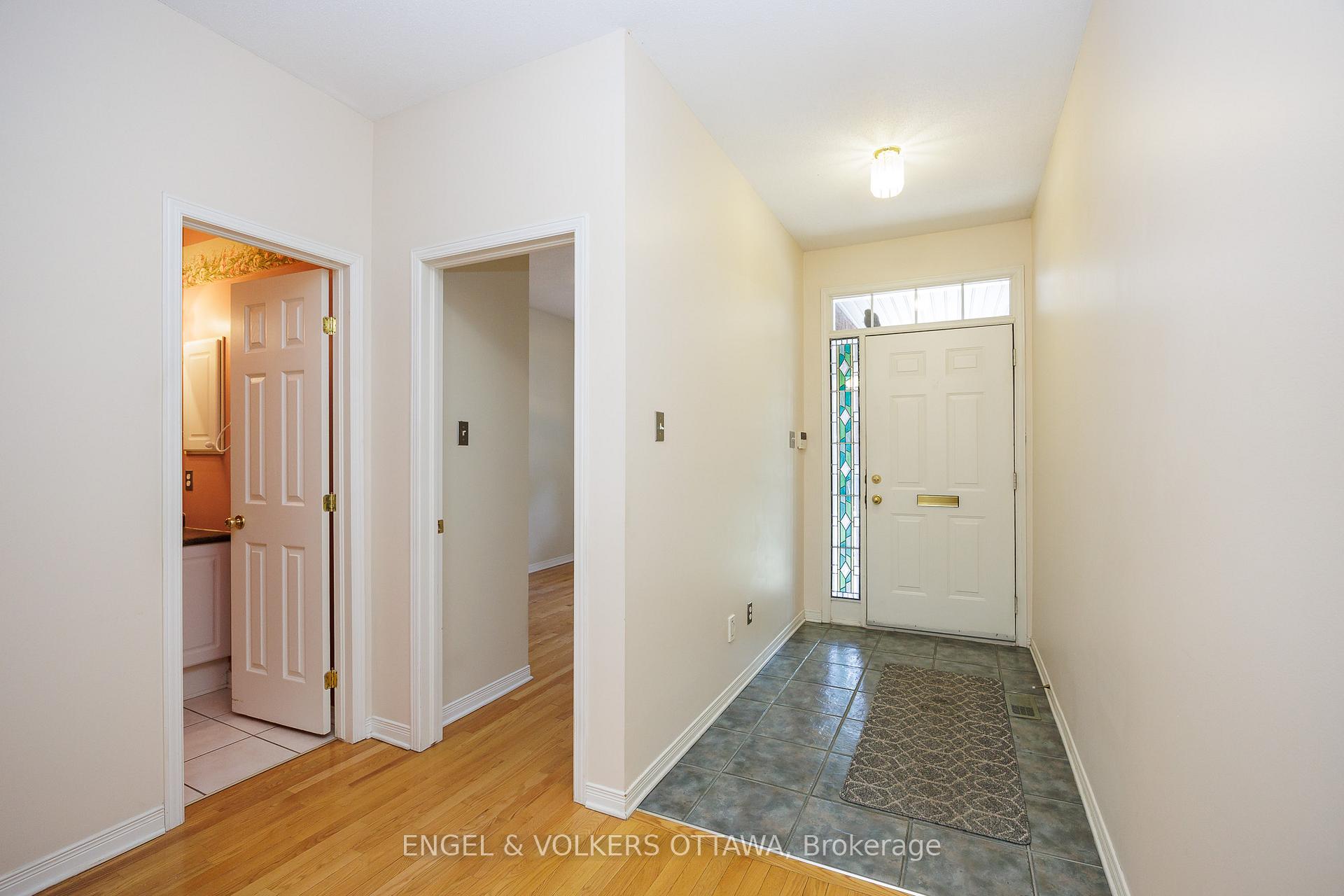 Photo 3 of 34 Briardale Crescent, Ottawa, City View/Skyline/Fisher Heights/Parkwood Hills — HOMEH