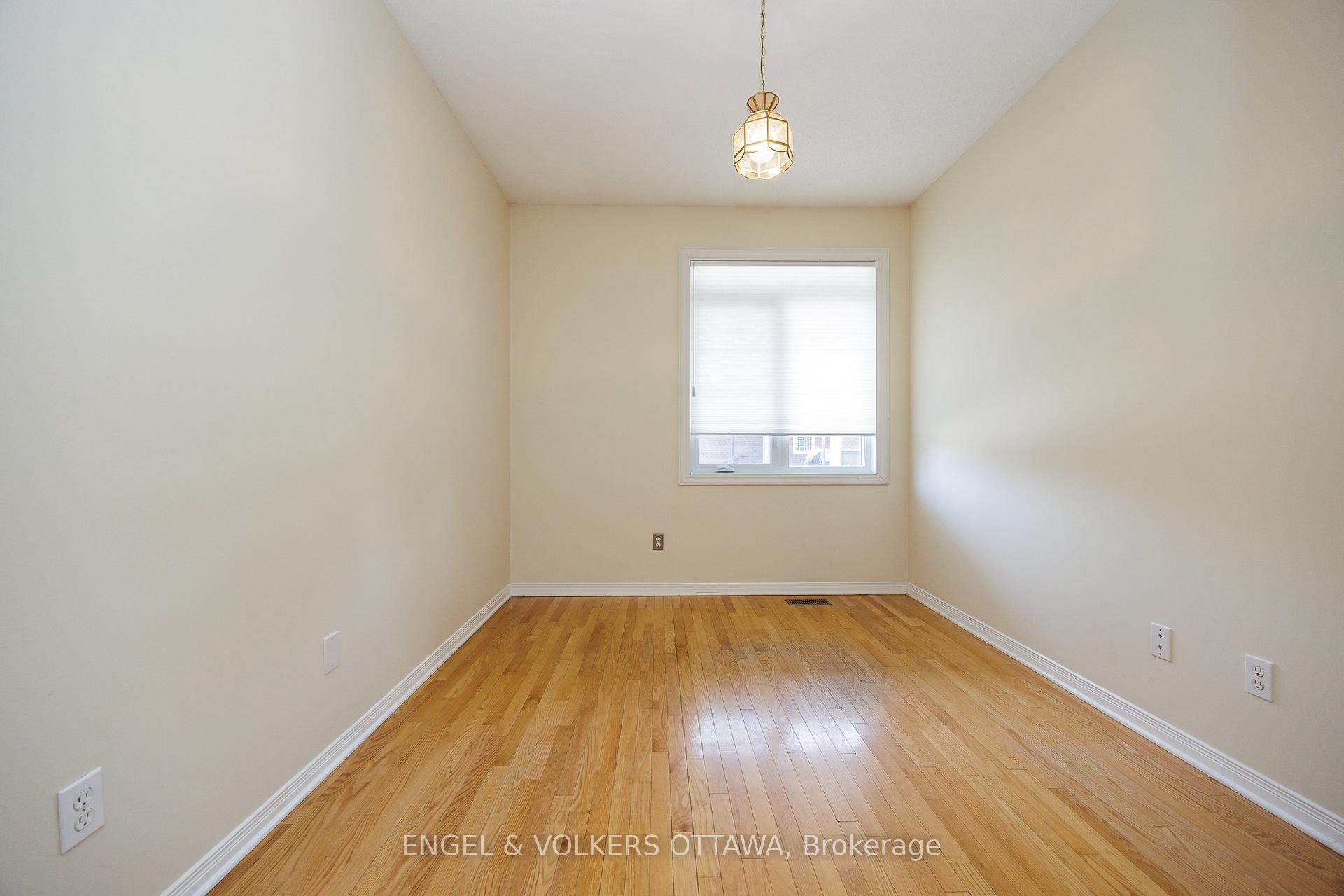 Photo 4 of 34 Briardale Crescent, Ottawa, City View/Skyline/Fisher Heights/Parkwood Hills — HOMEH
