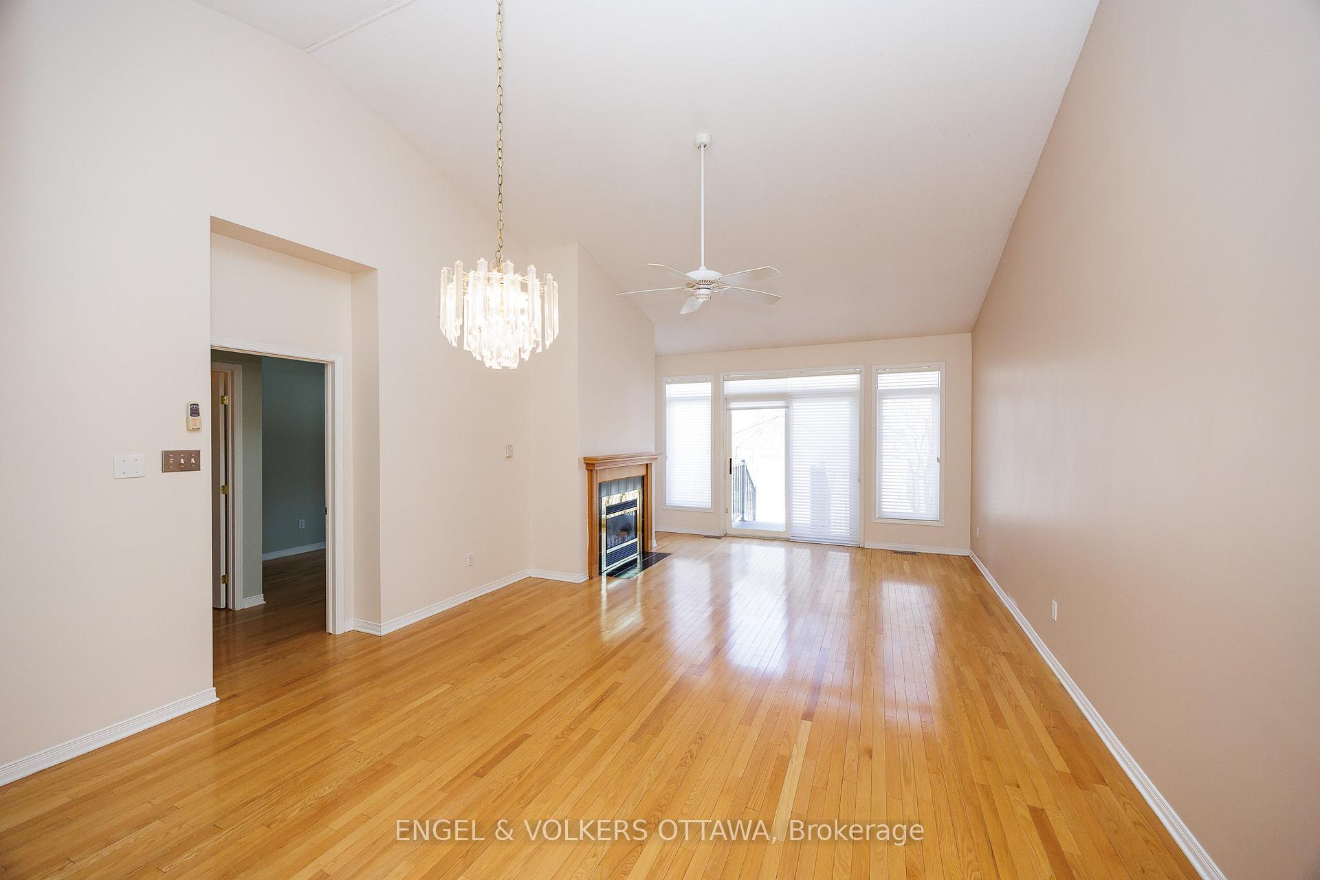 Photo 12 of 34 Briardale Crescent, Ottawa, City View/Skyline/Fisher Heights/Parkwood Hills — HOMEH