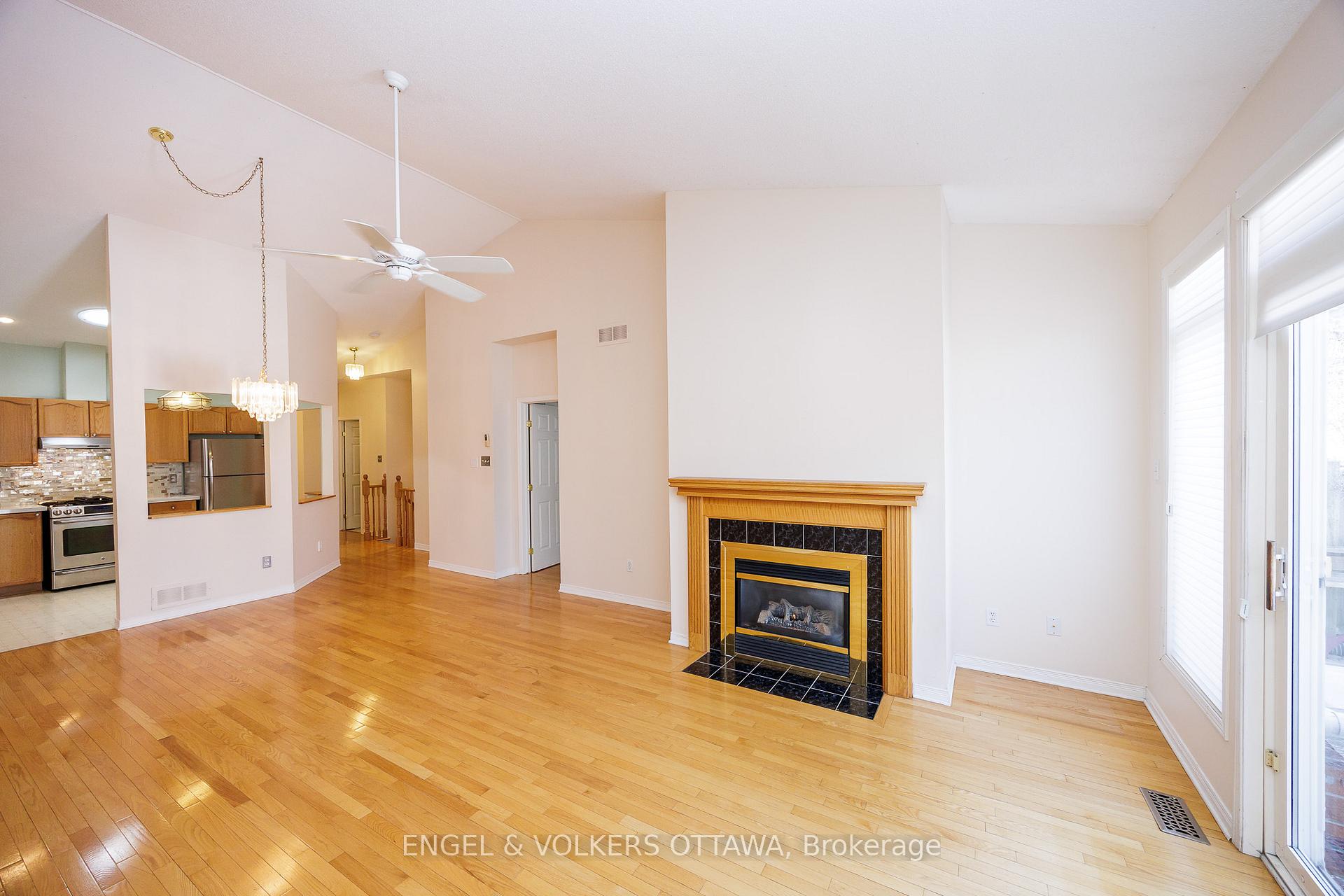 Photo 15 of 34 Briardale Crescent, Ottawa, City View/Skyline/Fisher Heights/Parkwood Hills — HOMEH