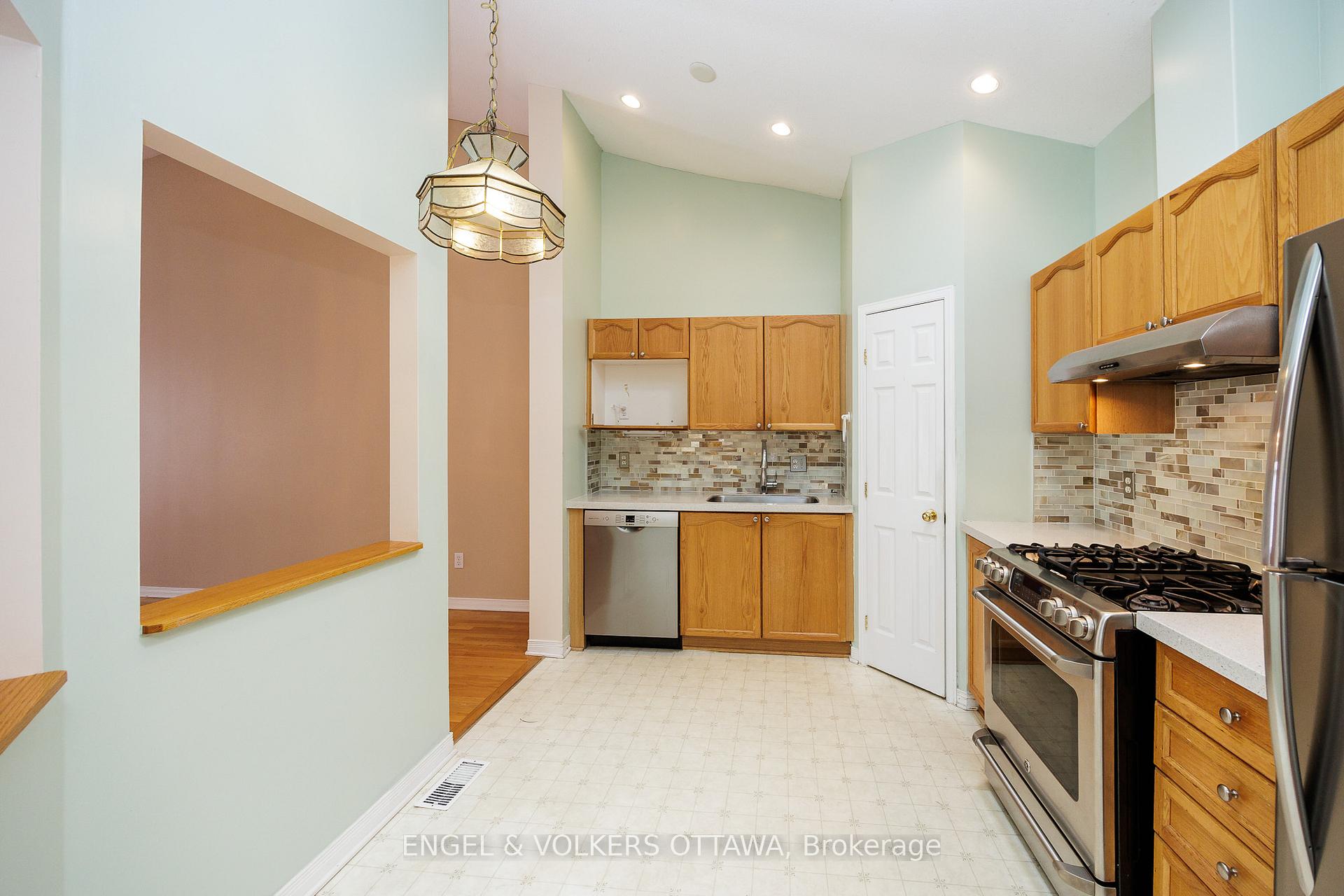 Photo 23 of 34 Briardale Crescent, Ottawa, City View/Skyline/Fisher Heights/Parkwood Hills — HOMEH