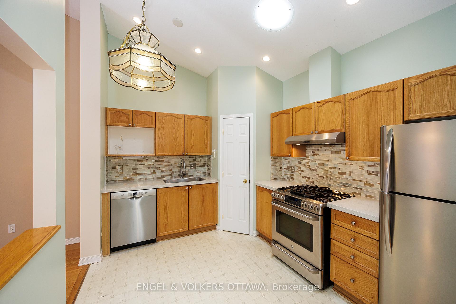 Photo 24 of 34 Briardale Crescent, Ottawa, City View/Skyline/Fisher Heights/Parkwood Hills — HOMEH