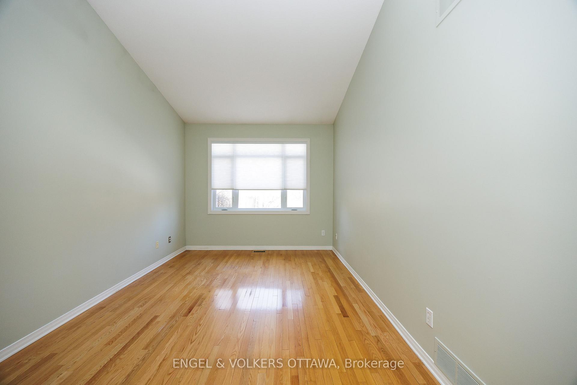 Photo 28 of 34 Briardale Crescent, Ottawa, City View/Skyline/Fisher Heights/Parkwood Hills — HOMEH