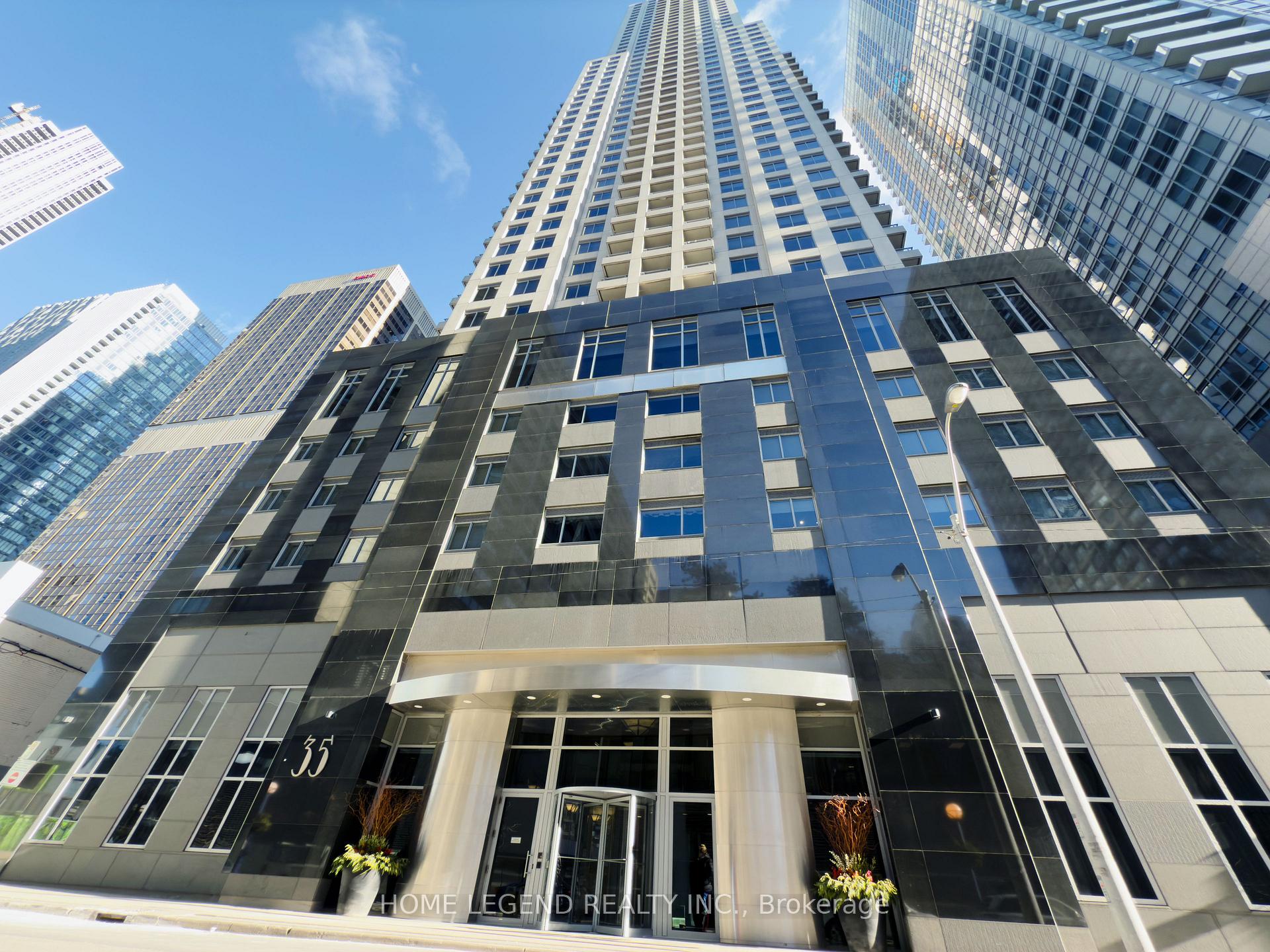 Front of Unit 1404, 35 Balmuto Street