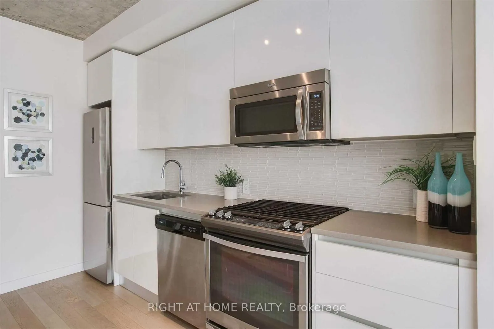 Photo 10 of Unit 408, 111 Bathurst Street, Toronto, Waterfront Communities — HOMEH