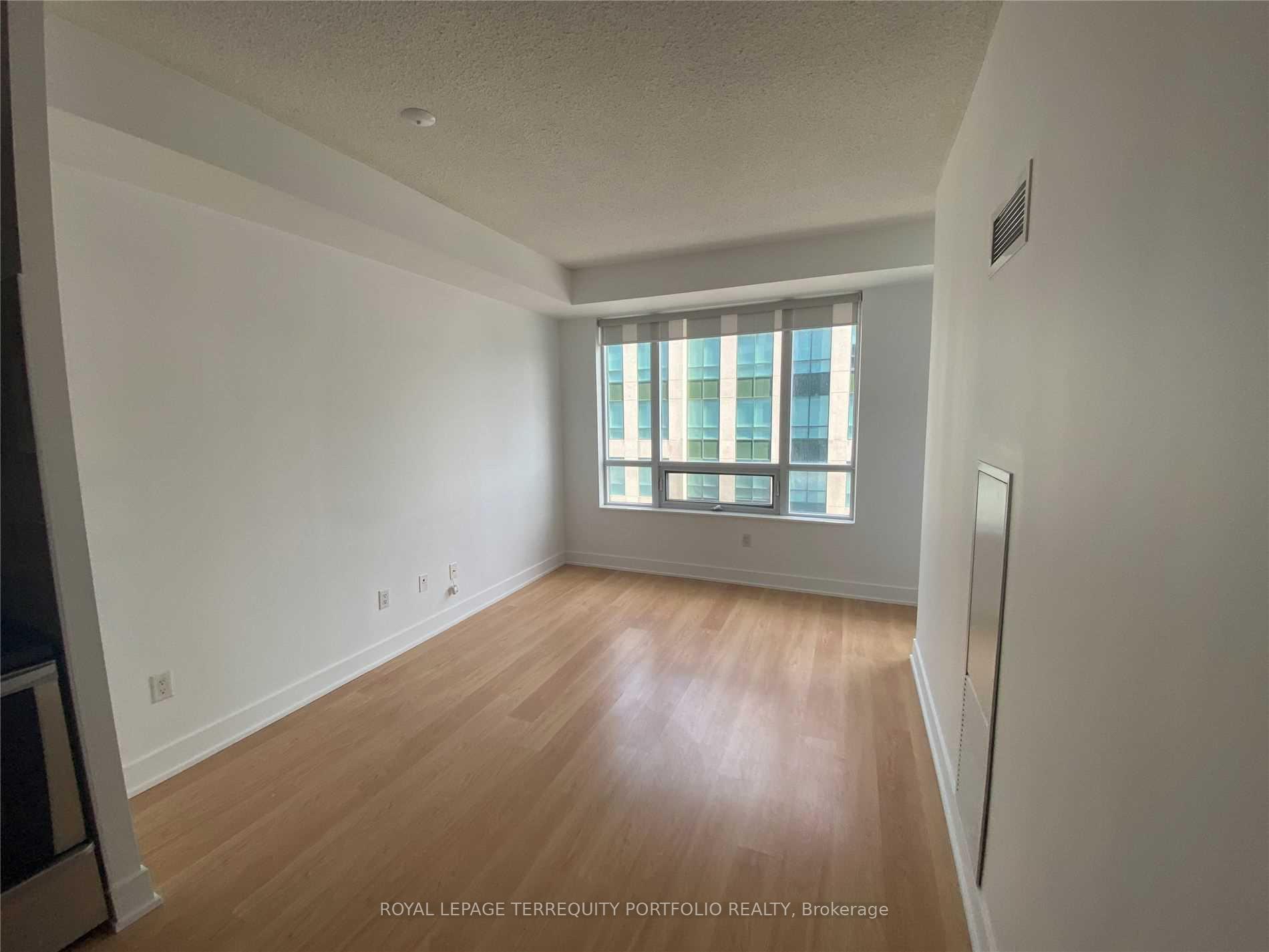 Photo 3 of Unit 1213, 20 Blue Jays Way, Toronto, Waterfront Communities — HOMEH