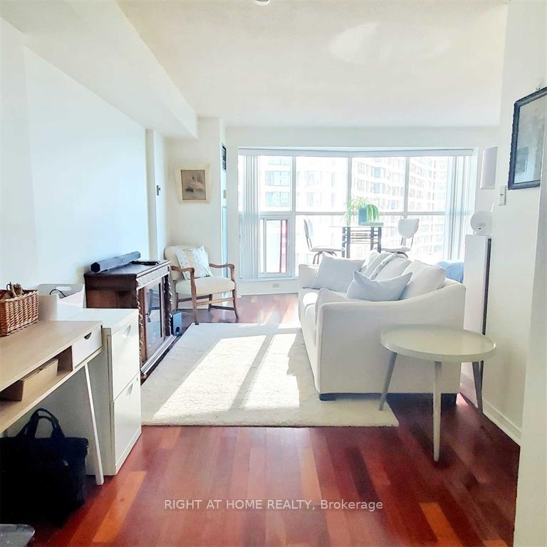 Photo 2 of Unit 1403, 77 Harbour Square, Toronto, Waterfront Communities — HOMEH