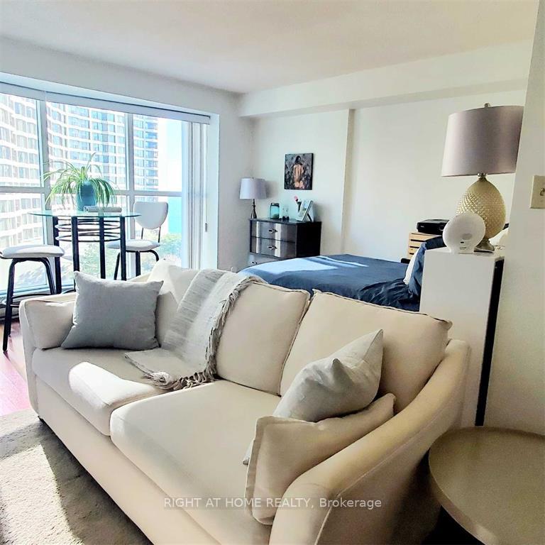 Photo 3 of Unit 1403, 77 Harbour Square, Toronto, Waterfront Communities — HOMEH