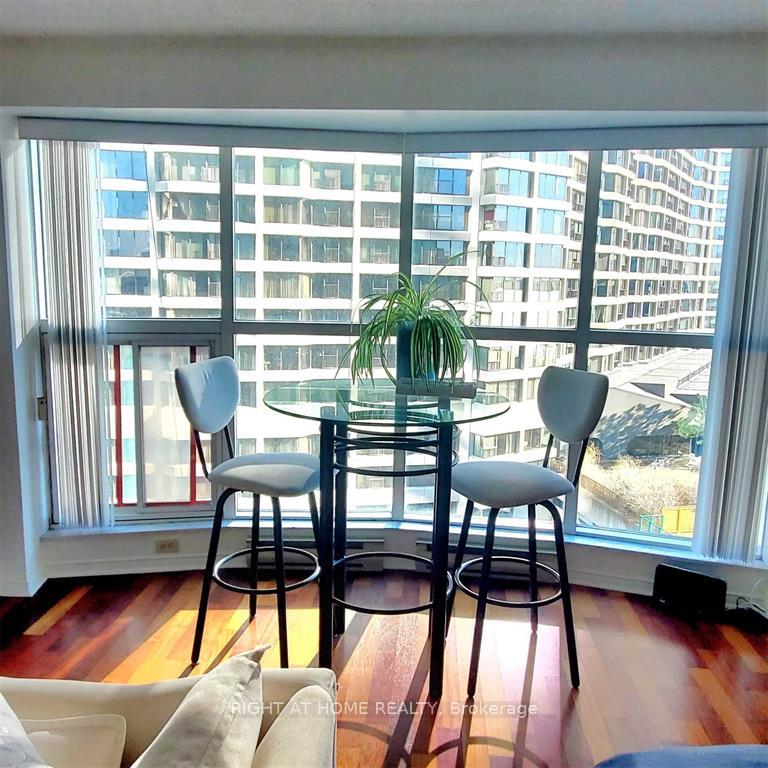 Photo 4 of Unit 1403, 77 Harbour Square, Toronto, Waterfront Communities — HOMEH