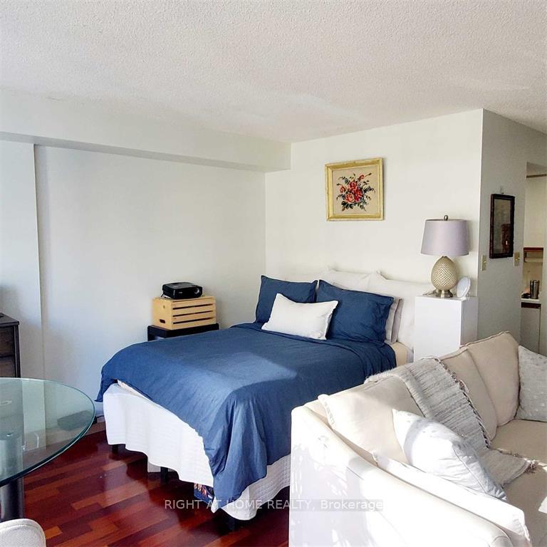Photo 6 of Unit 1403, 77 Harbour Square, Toronto, Waterfront Communities — HOMEH