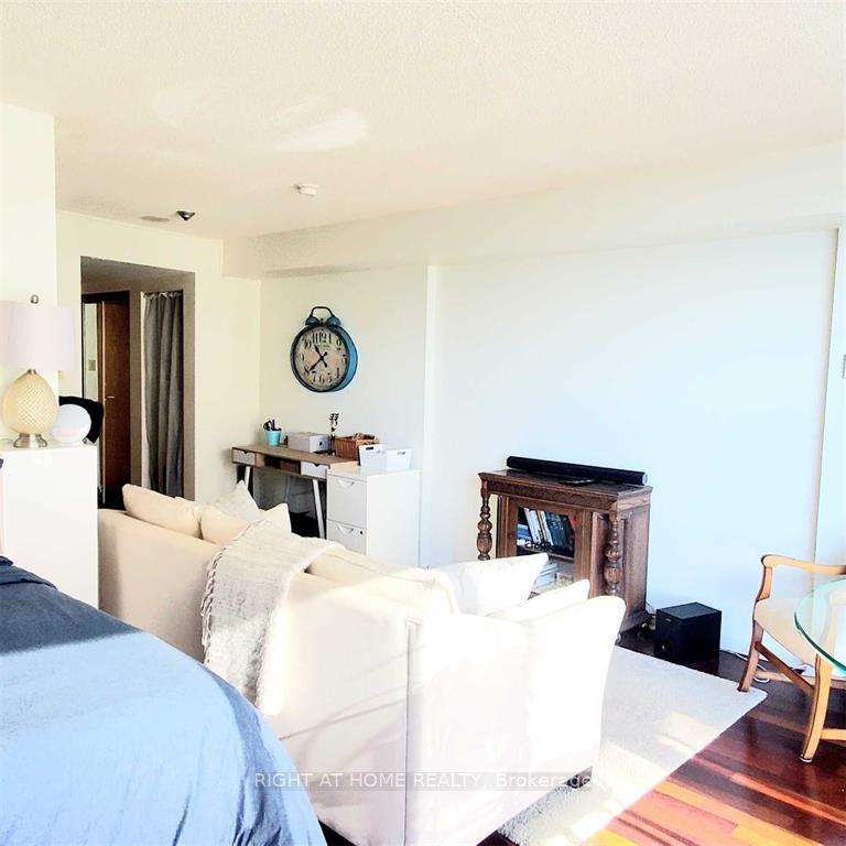 Photo 8 of Unit 1403, 77 Harbour Square, Toronto, Waterfront Communities — HOMEH