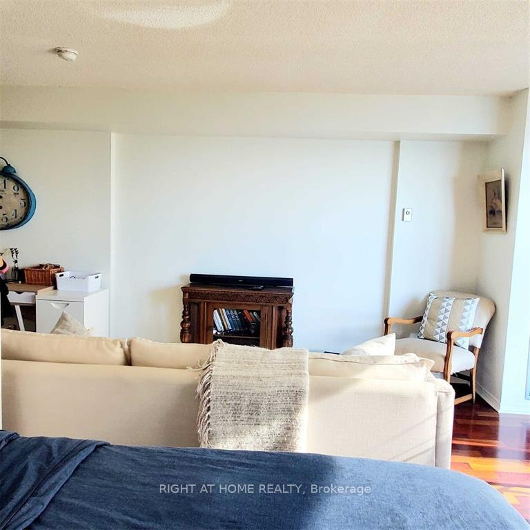 Photo 9 of Unit 1403, 77 Harbour Square, Toronto, Waterfront Communities — HOMEH