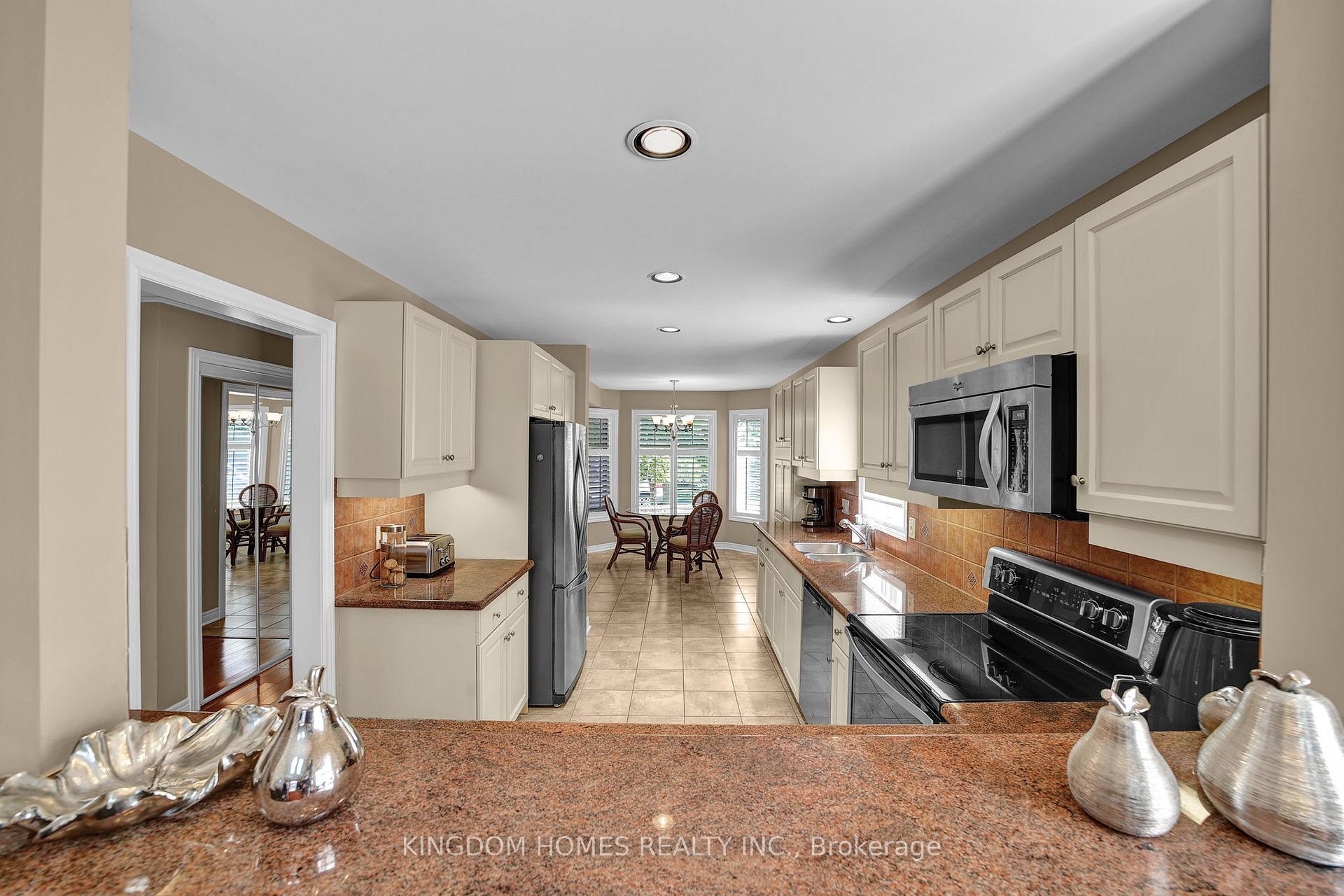 Photo 7 of Unit 13, 39 Via Amici, New Tecumseth, Alliston — HOMEH