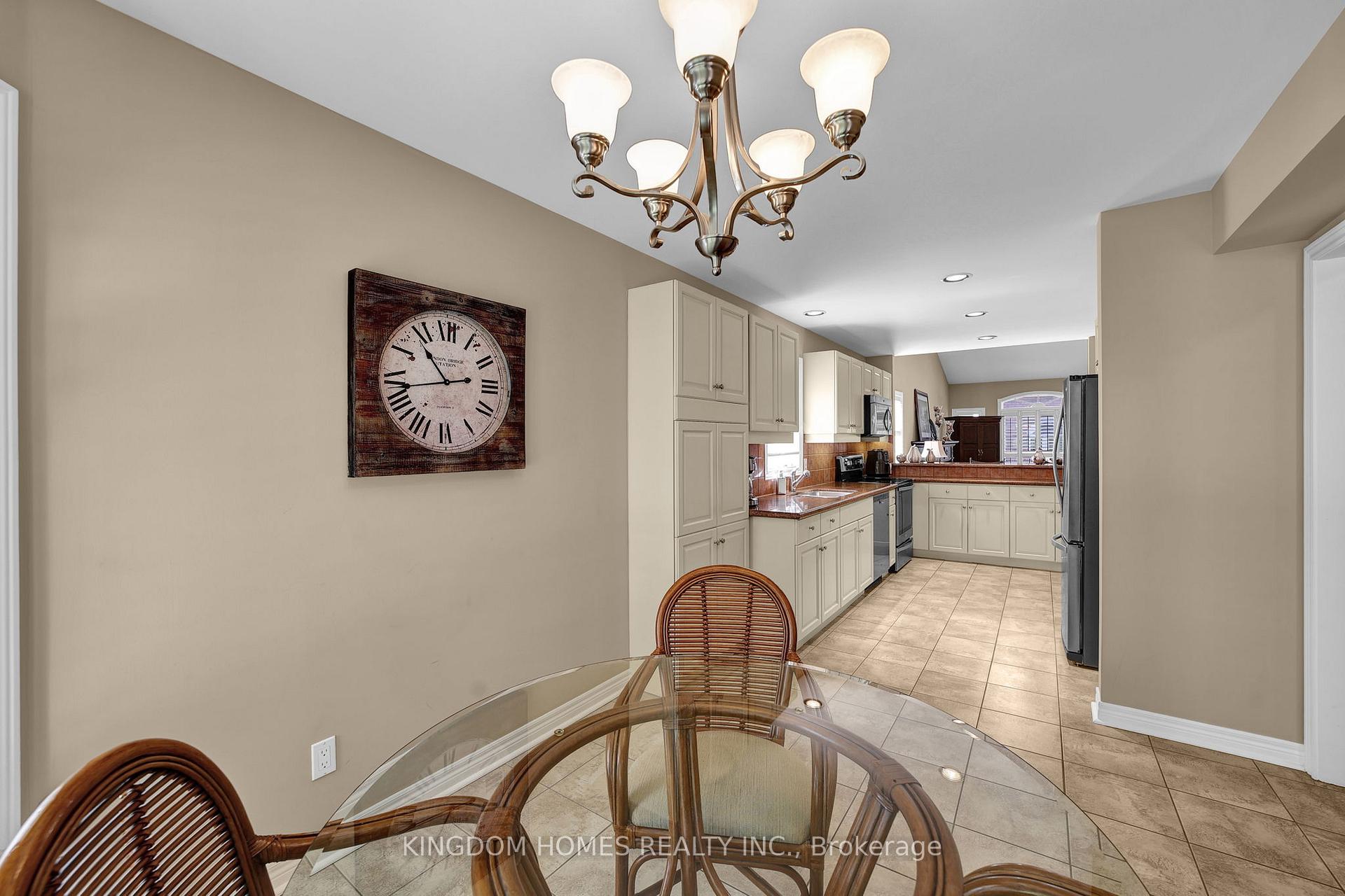 Photo 9 of Unit 13, 39 Via Amici, New Tecumseth, Alliston — HOMEH