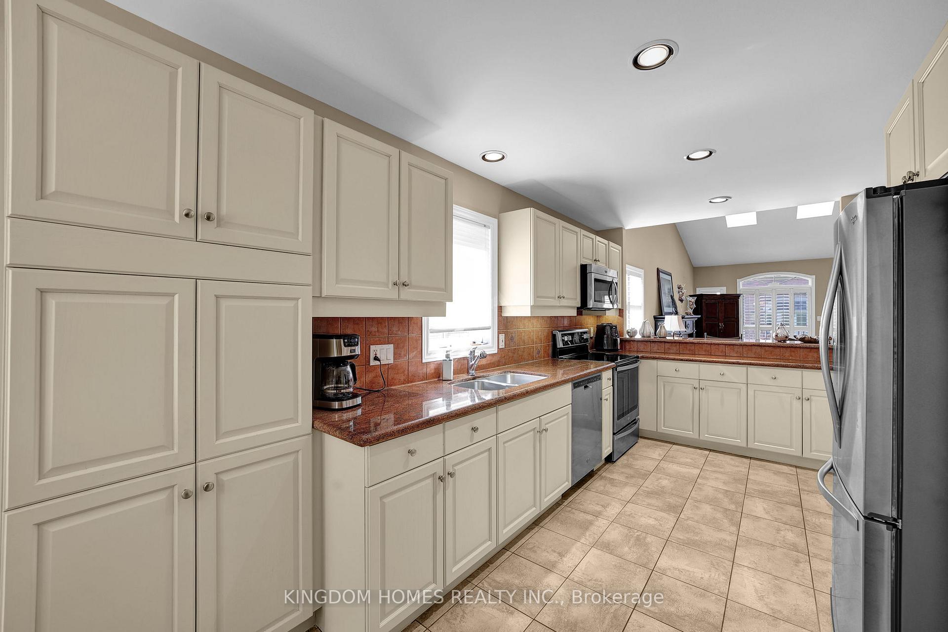 Photo 10 of Unit 13, 39 Via Amici, New Tecumseth, Alliston — HOMEH