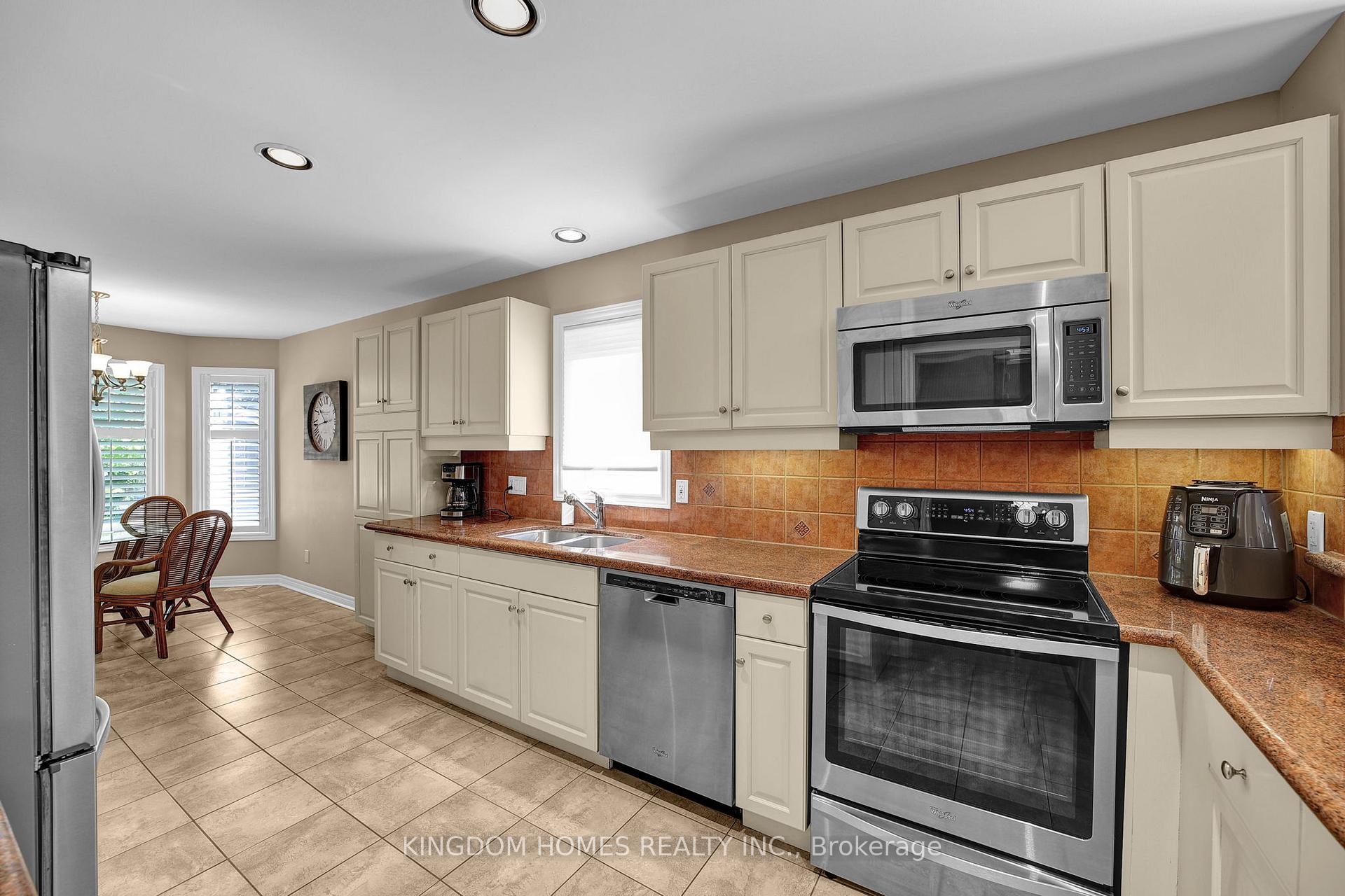 Photo 12 of Unit 13, 39 Via Amici, New Tecumseth, Alliston — HOMEH