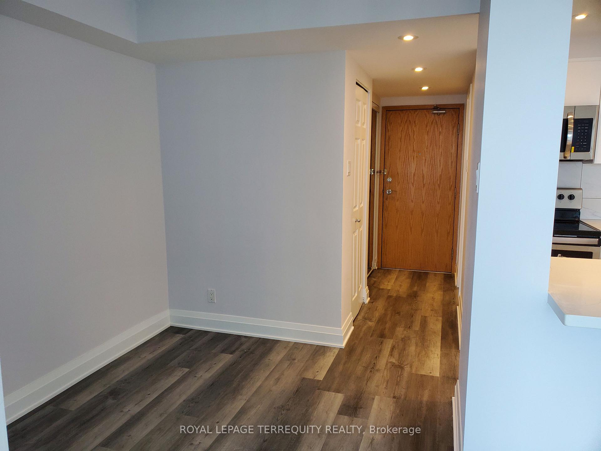 Photo 4 of Unit 1405, 99 Harbour Square, Toronto, Waterfront Communities — HOMEH
