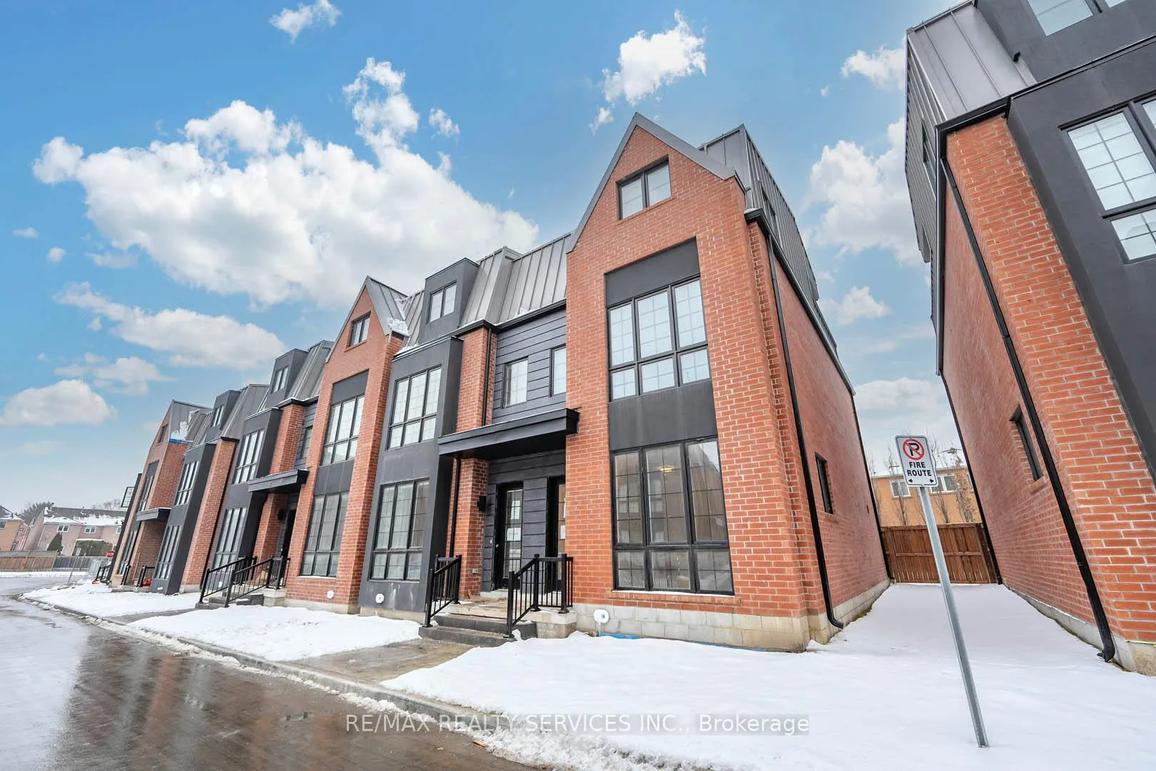 Photo 2 of 35 Alton Crescent, Vaughan, Uplands — HOMEH