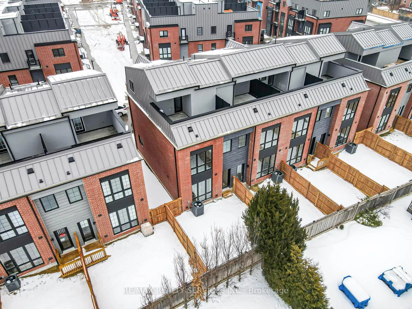 Photo 3 of 35 Alton Crescent, Vaughan, Uplands — HOMEH