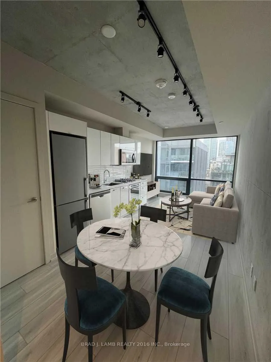 Front of Unit 1003, 458 Richmond Street W