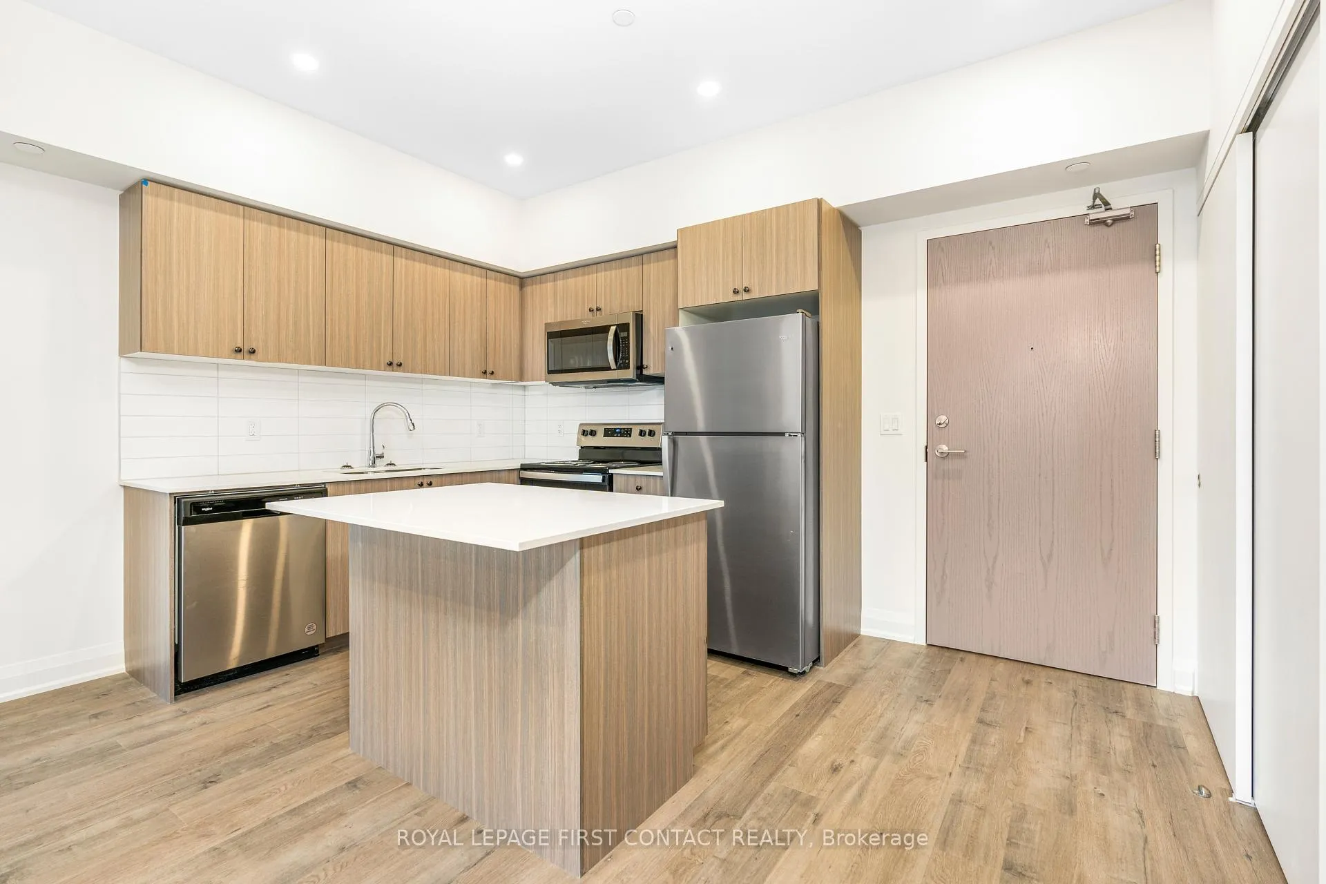 Photo 5 of Unit 1106, 58 Lakeside Terrace, Barrie, Little Lake — HOMEH