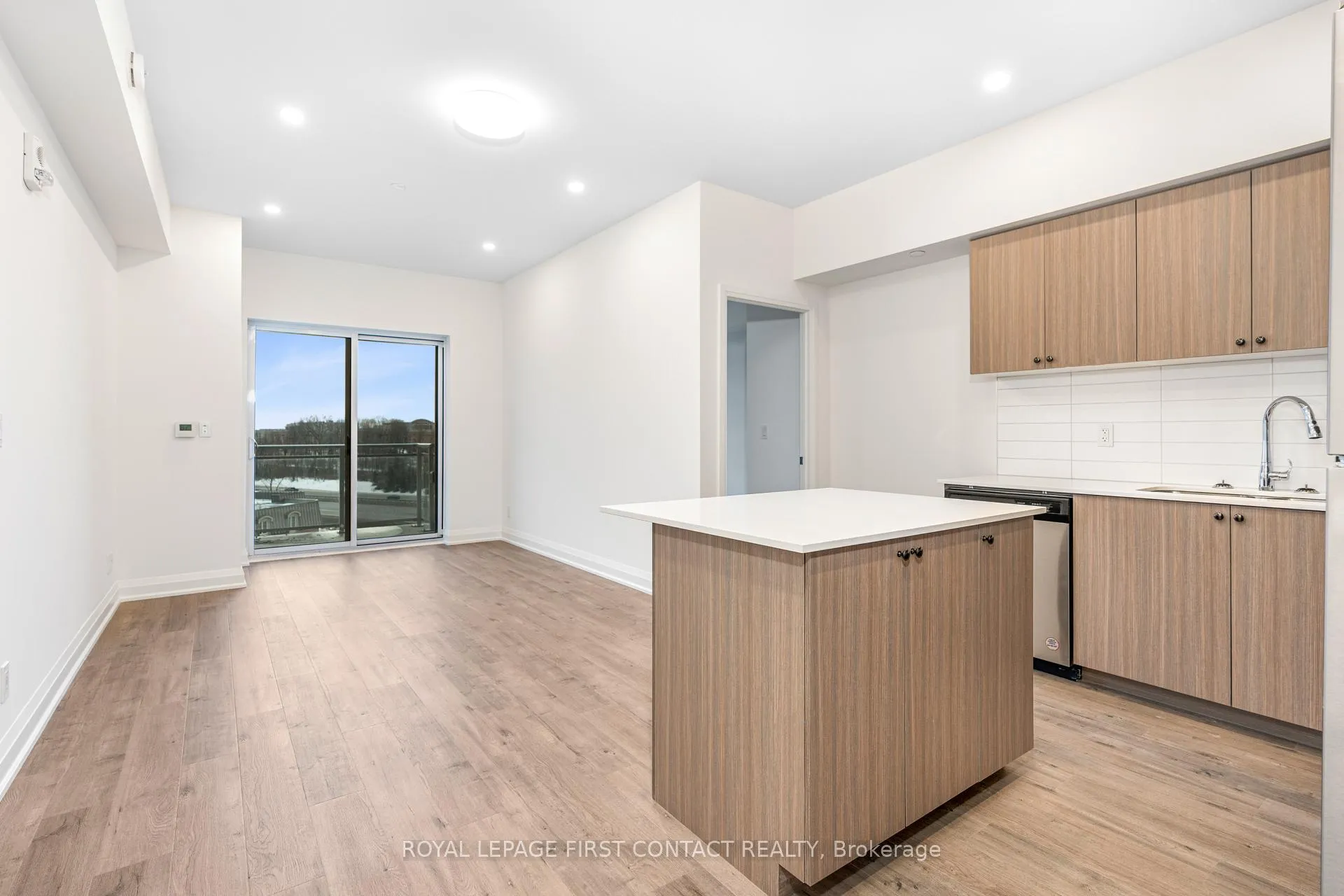 Photo 6 of Unit 1106, 58 Lakeside Terrace, Barrie, Little Lake — HOMEH