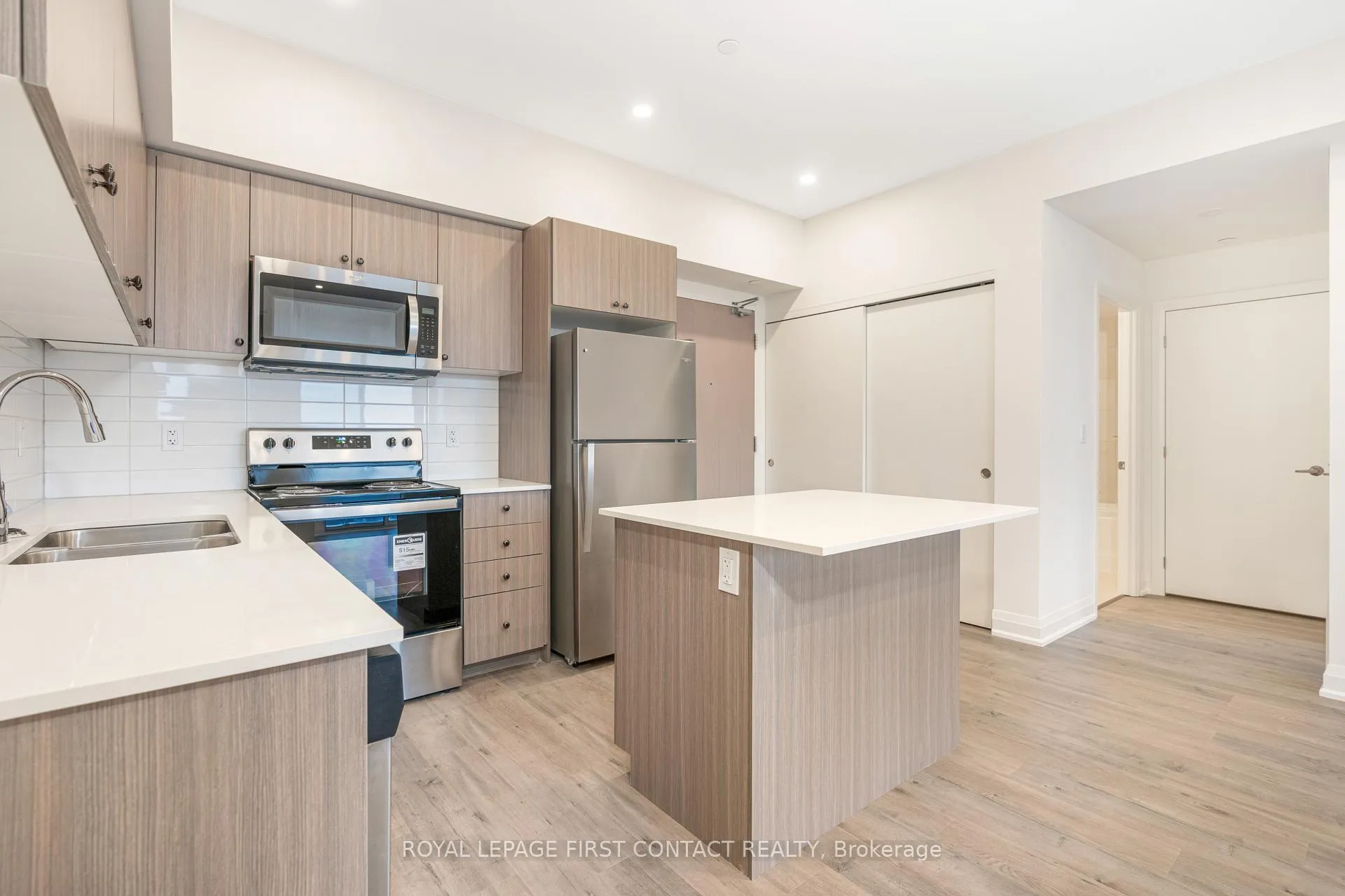 Photo 8 of Unit 1106, 58 Lakeside Terrace, Barrie, Little Lake — HOMEH