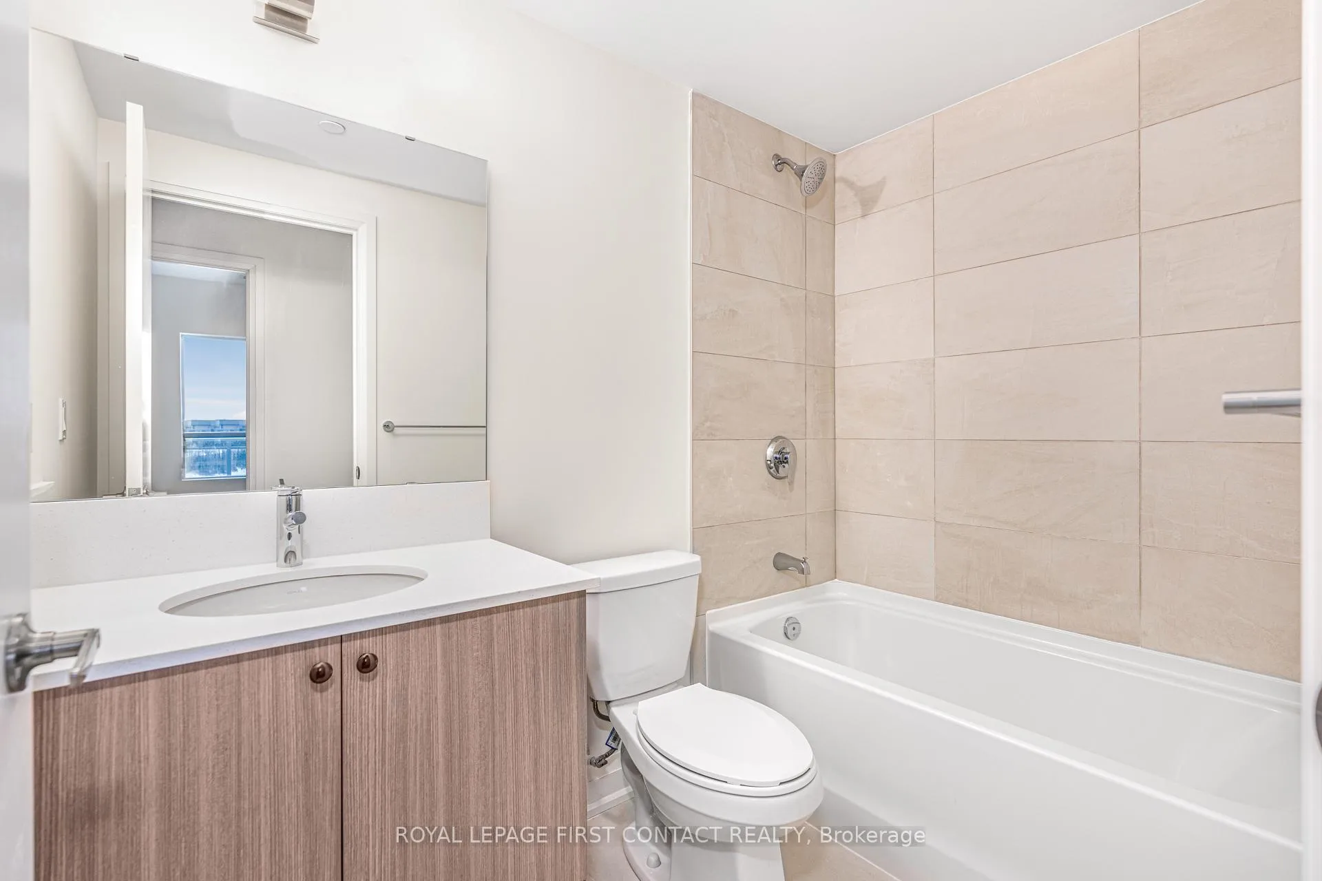 Photo 10 of Unit 1106, 58 Lakeside Terrace, Barrie, Little Lake — HOMEH