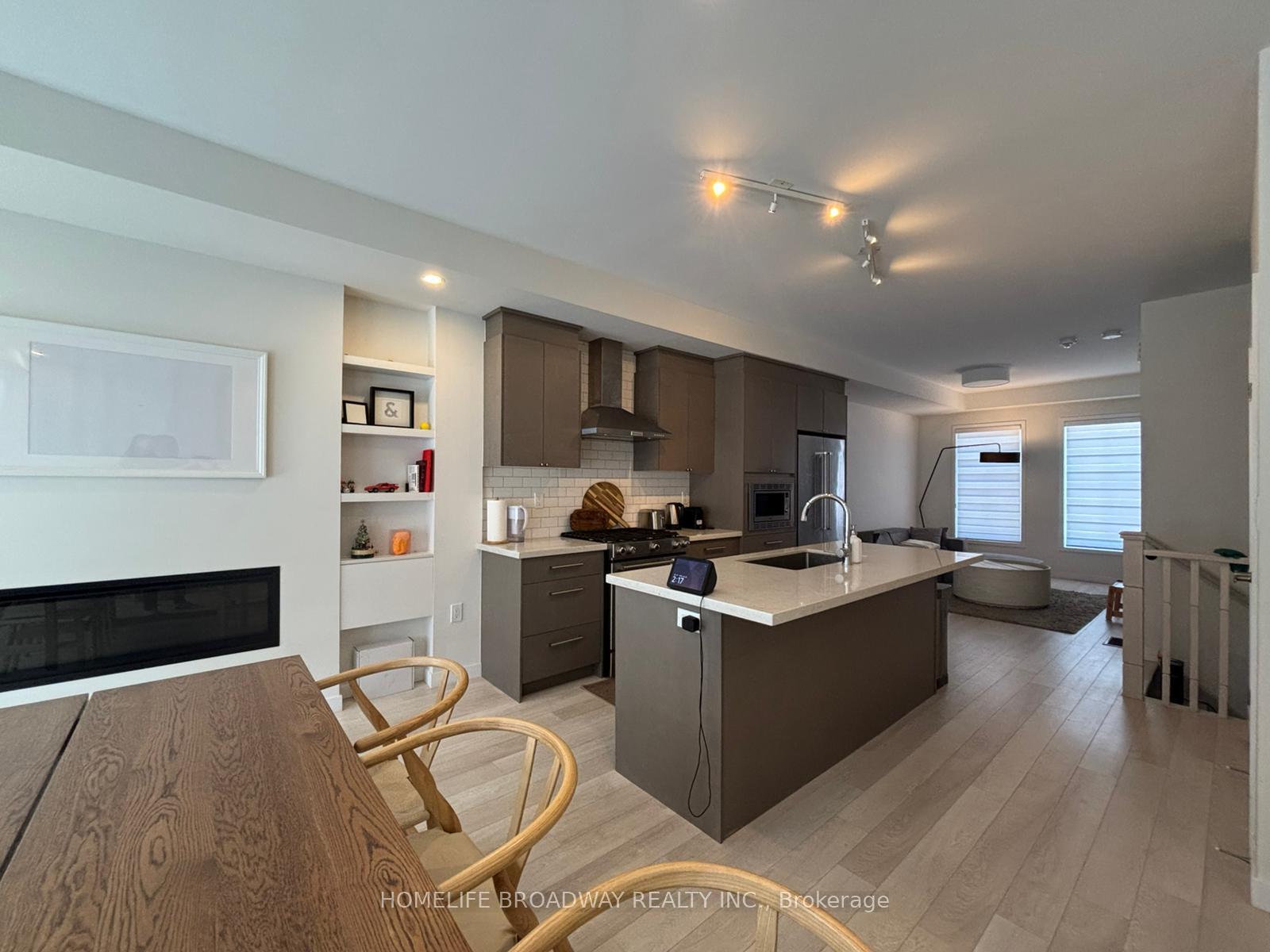 Photo 8 of Unit 33, 26 Seacoasts Circle, Vaughan, Maple — HOMEH