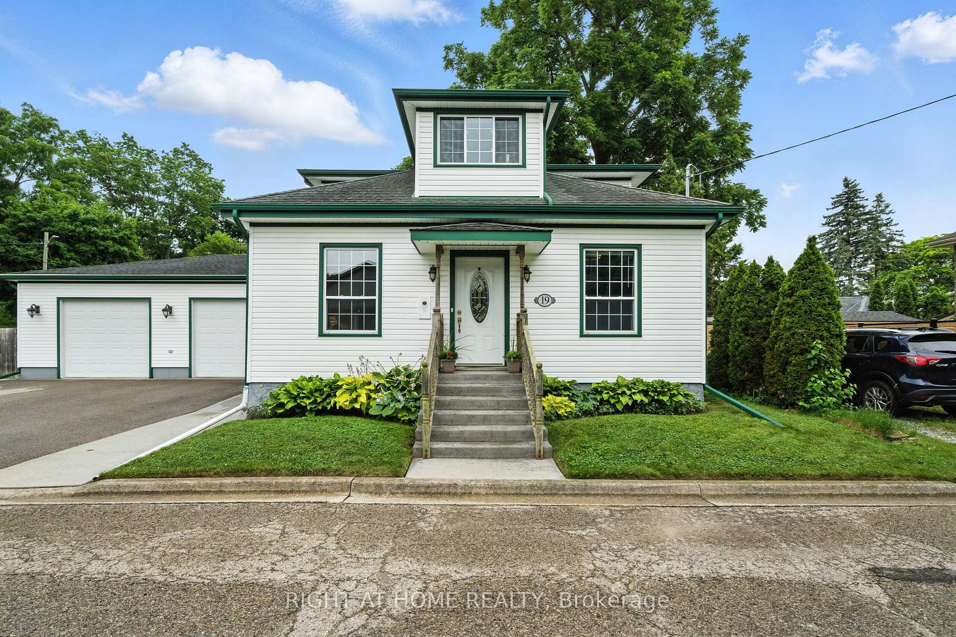 Photo 1 of 19 Smith Street E, Brant, Paris — HOMEH
