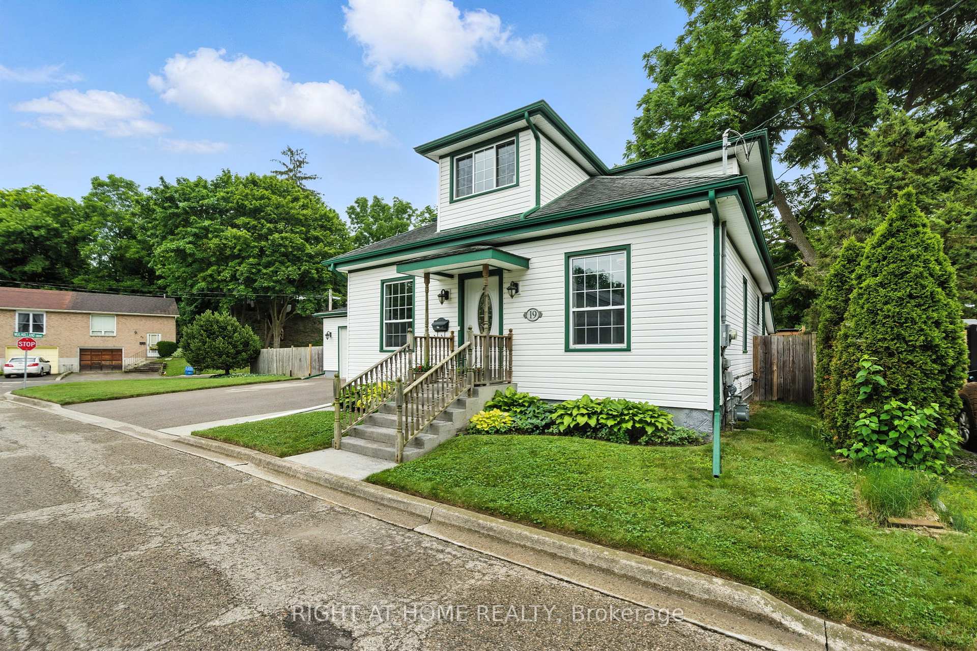Photo 5 of 19 Smith Street E, Brant, Paris — HOMEH