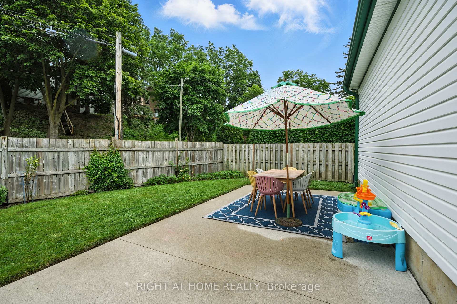 Photo 31 of 19 Smith Street E, Brant, Paris — HOMEH