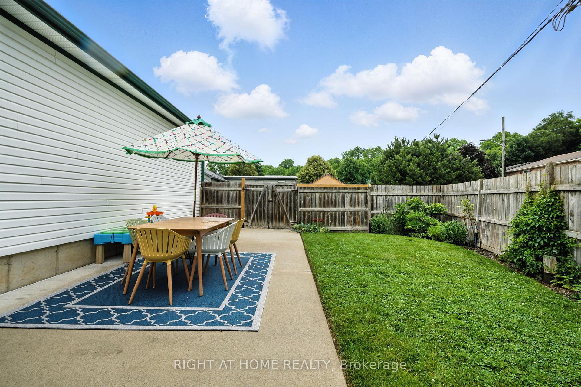 Photo 32 of 19 Smith Street E, Brant, Paris — HOMEH