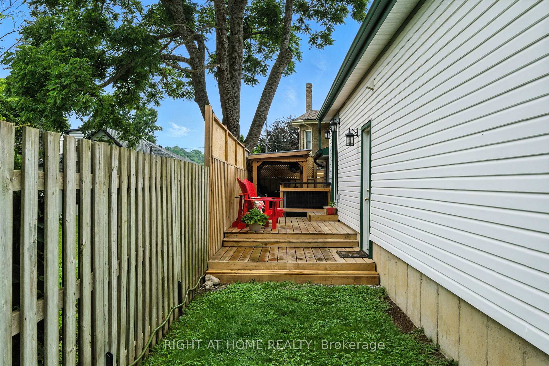 Photo 33 of 19 Smith Street E, Brant, Paris — HOMEH