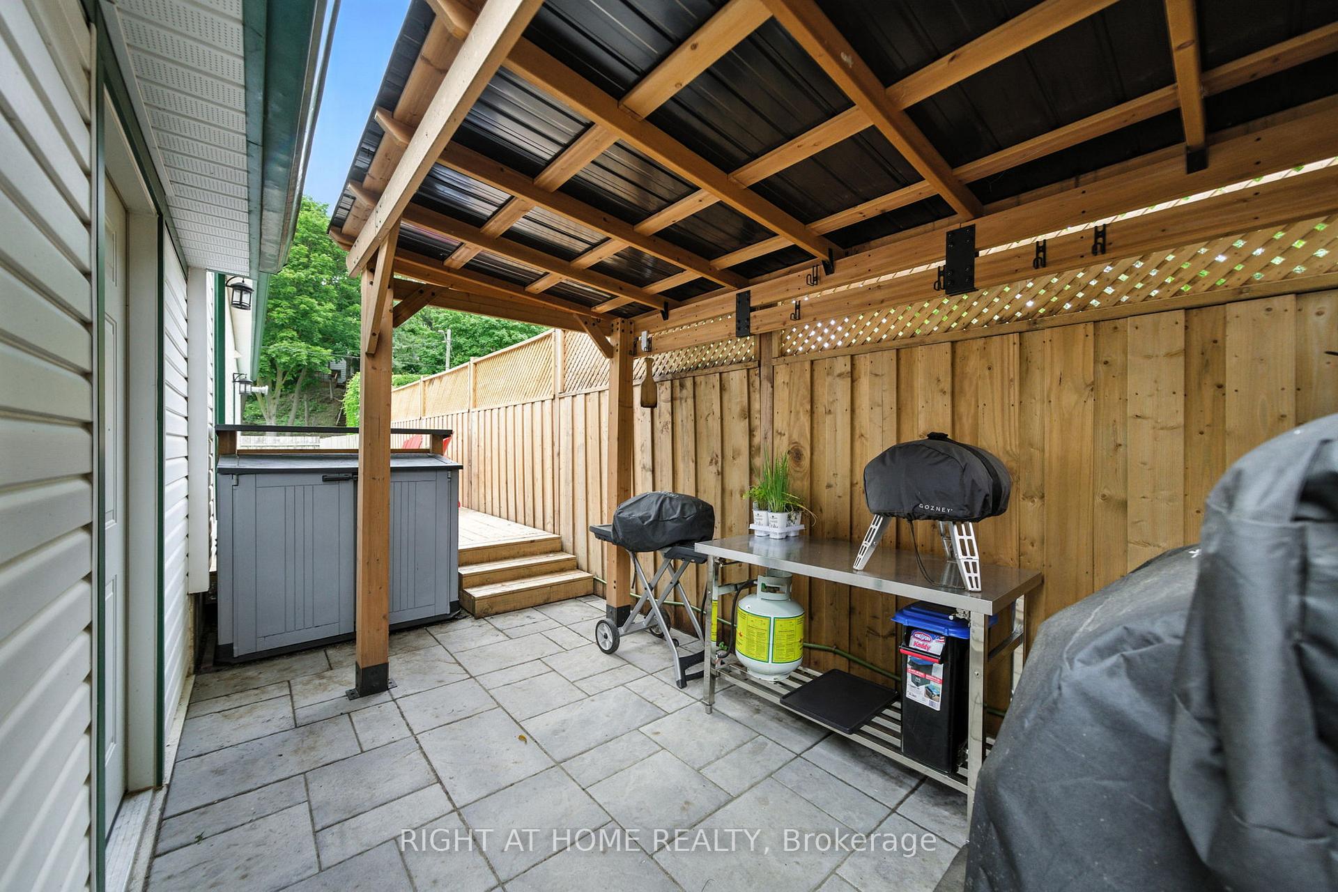 Photo 36 of 19 Smith Street E, Brant, Paris — HOMEH