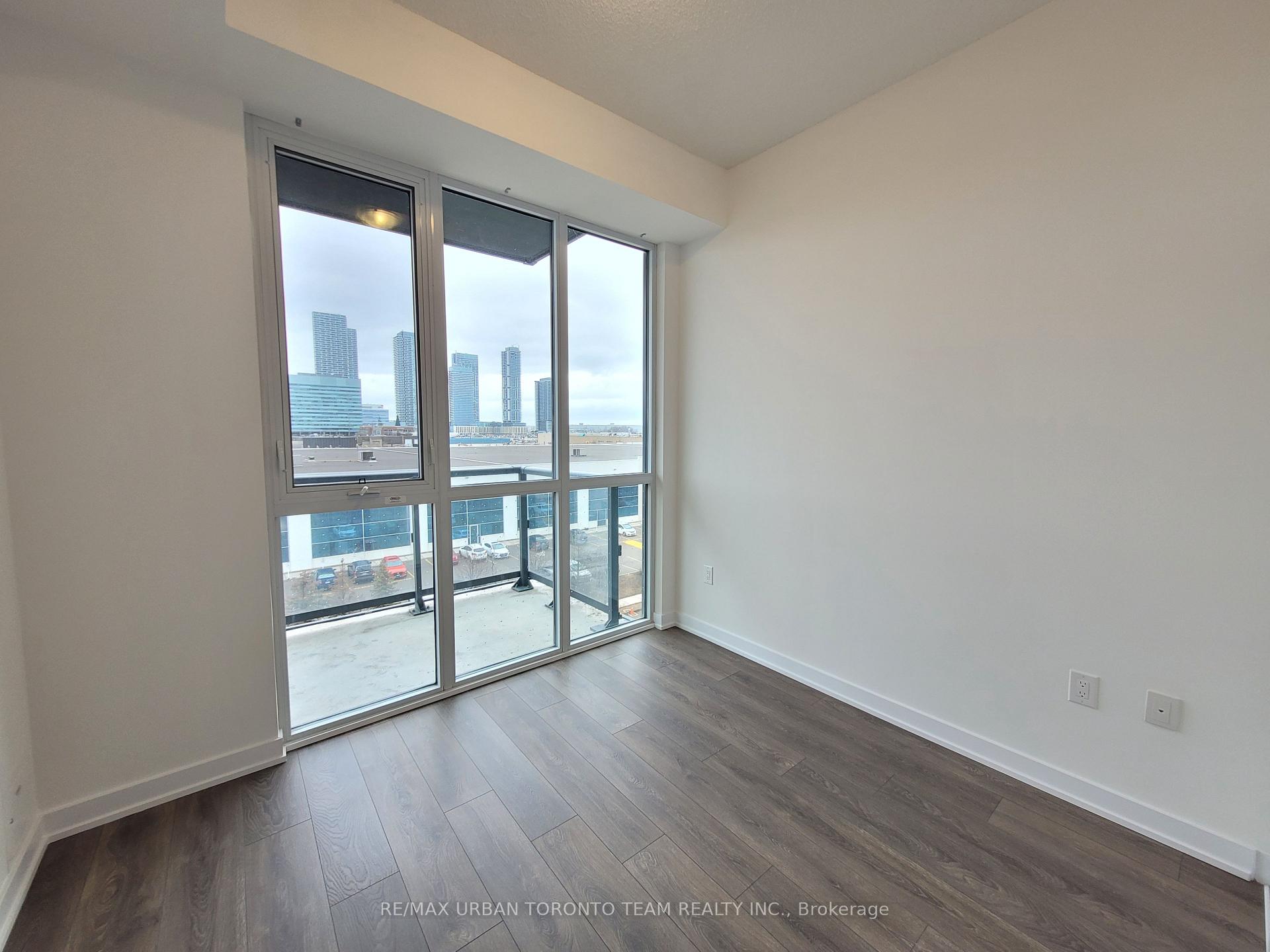 Photo 4 of Unit 522, 10 Honeycrisp Crescent, Vaughan, Vaughan Corporate Centre — HOMEH