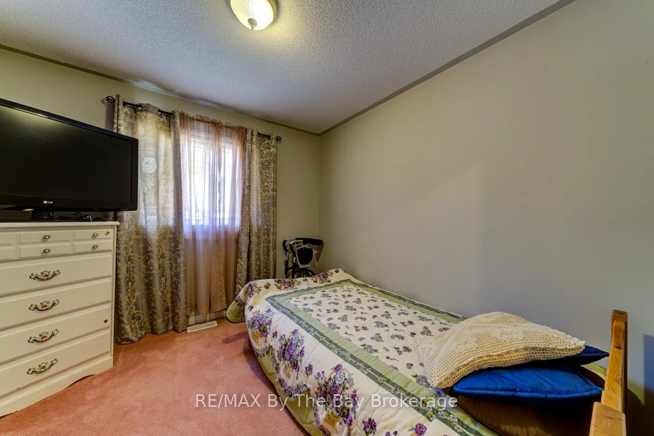 Photo 12 of 26 Timberland Crescent, Wasaga Beach — HOMEH