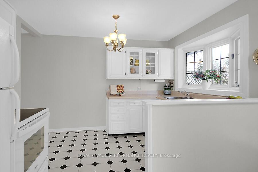 Photo 12 of 34 Hilliard Avenue, Ottawa, City View/Skyline/Fisher Heights/Parkwood Hills — HOMEH
