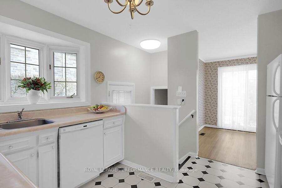 Photo 17 of 34 Hilliard Avenue, Ottawa, City View/Skyline/Fisher Heights/Parkwood Hills — HOMEH