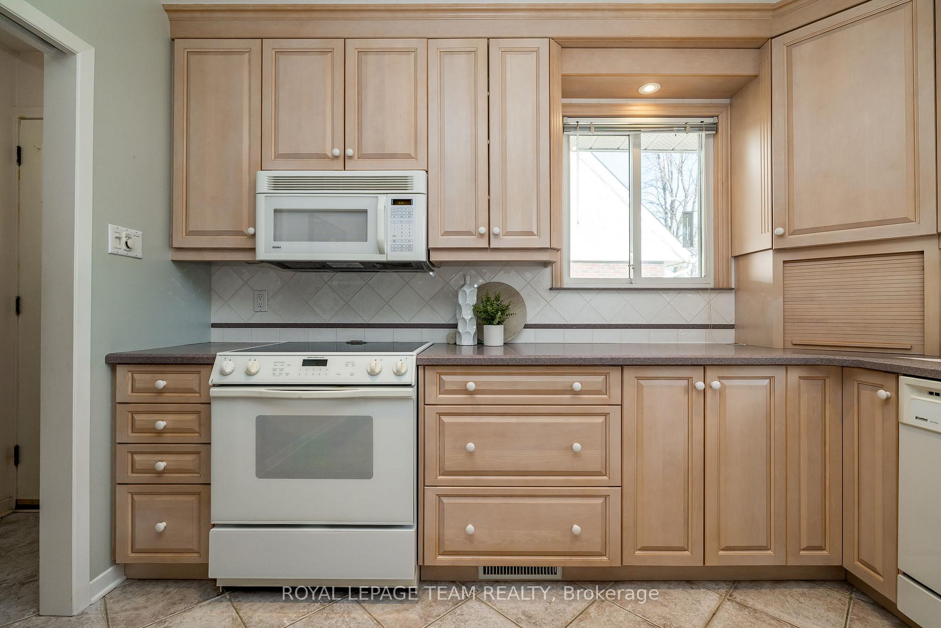 Photo 20 of 2038 Vincent Street, Ottawa, Elmvale Acres — HOMEH