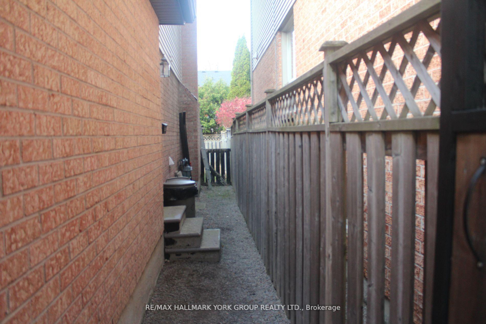 Photo 3 of Unit Bmst, 69 Moorcrest Drive, Aurora, Aurora Village — HOMEH