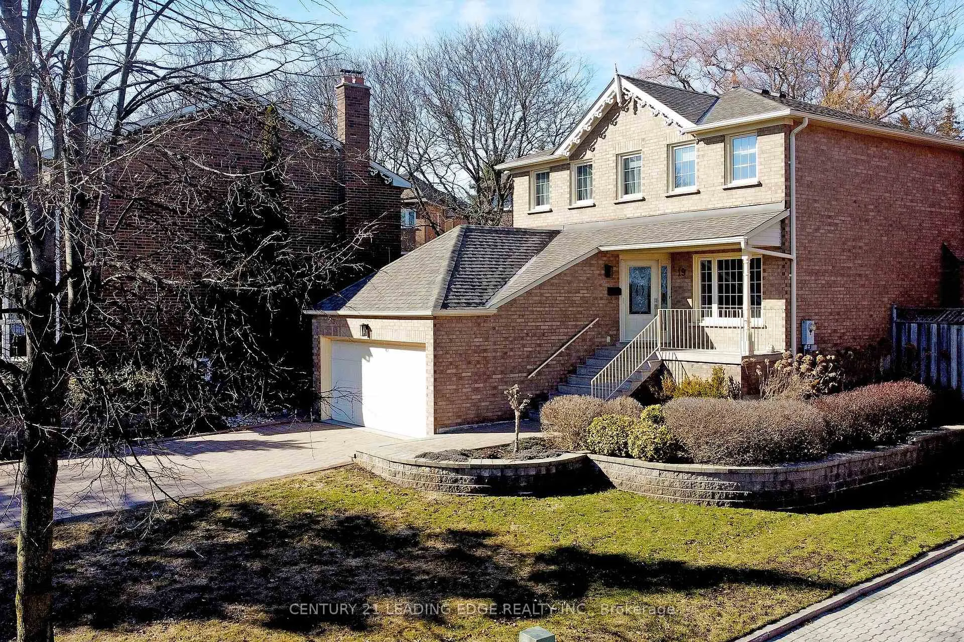 Photo 2 of 19 Berkeley Court, Markham, Unionville — HOMEH