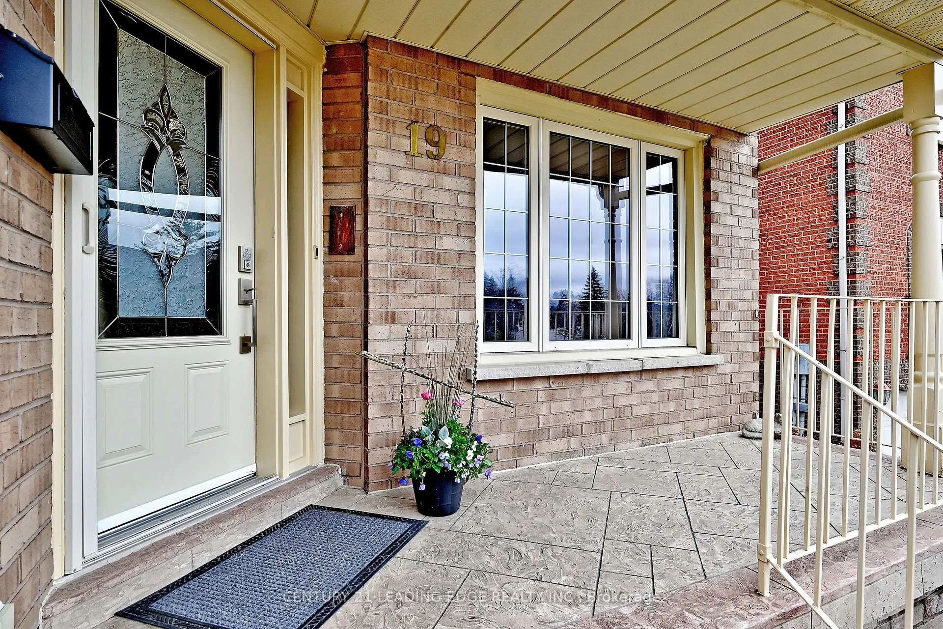Photo 3 of 19 Berkeley Court, Markham, Unionville — HOMEH
