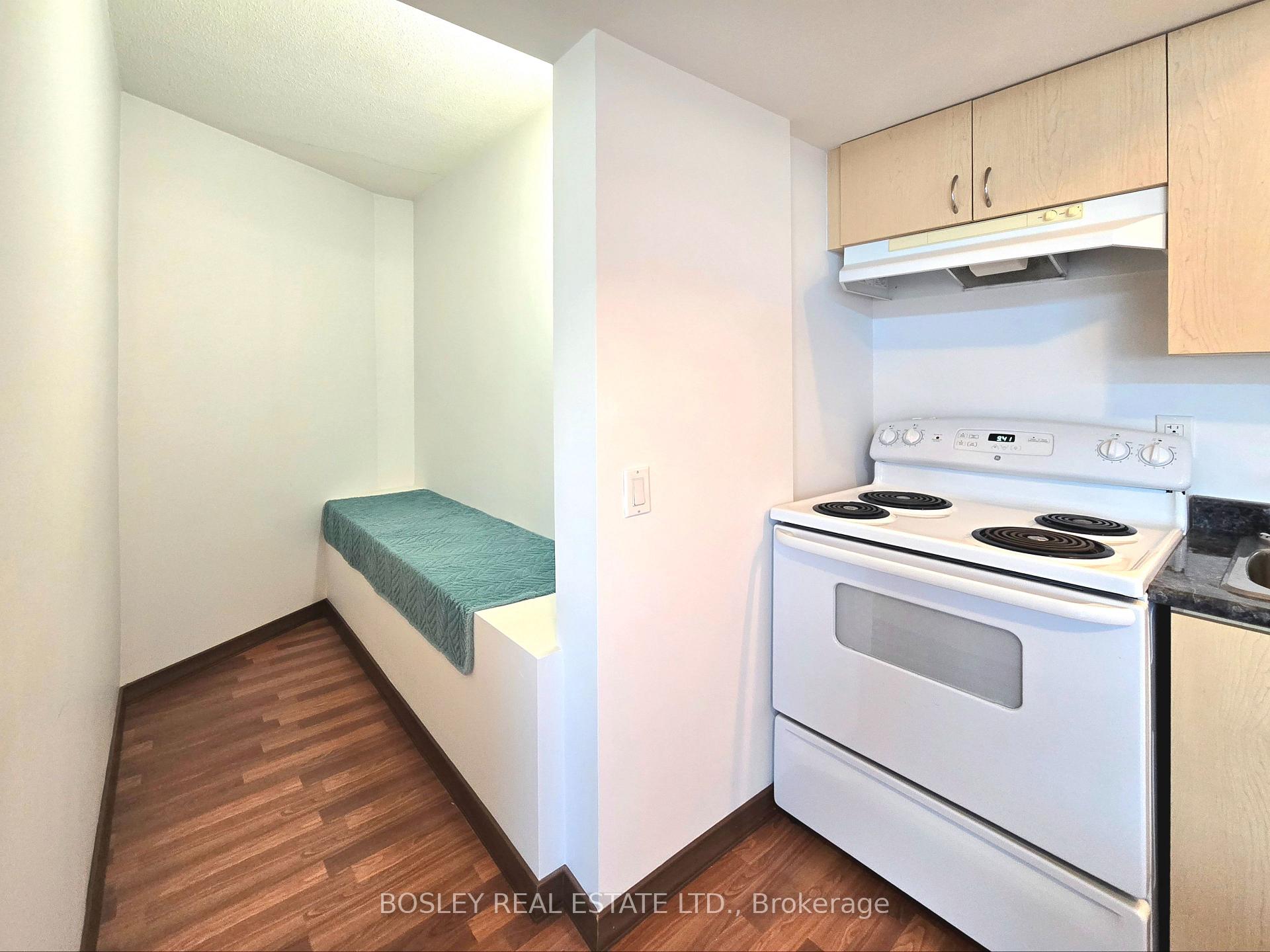Photo 4 of Unit 702, 15 Maplewood Avenue, Toronto, Humewood-Cedarvale — HOMEH