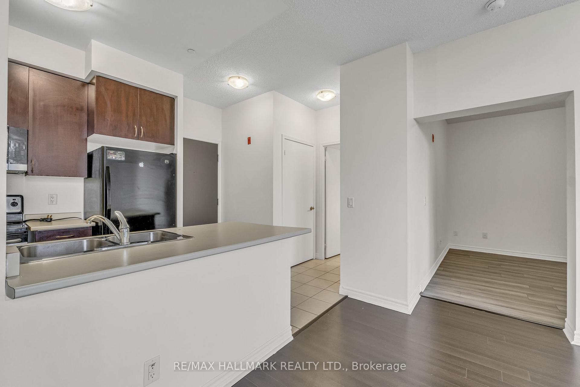 Photo 7 of Unit 907, 35 Saranac Boulevard, Toronto, Englemount-Lawrence — HOMEH