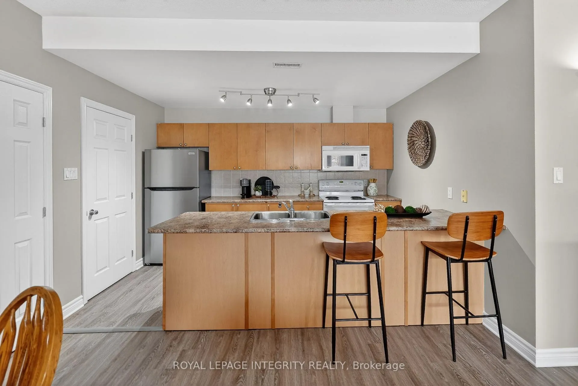 Photo 8 of Unit E, 156 Waterbridge Drive E, Ottawa, Barrhaven East — HOMEH
