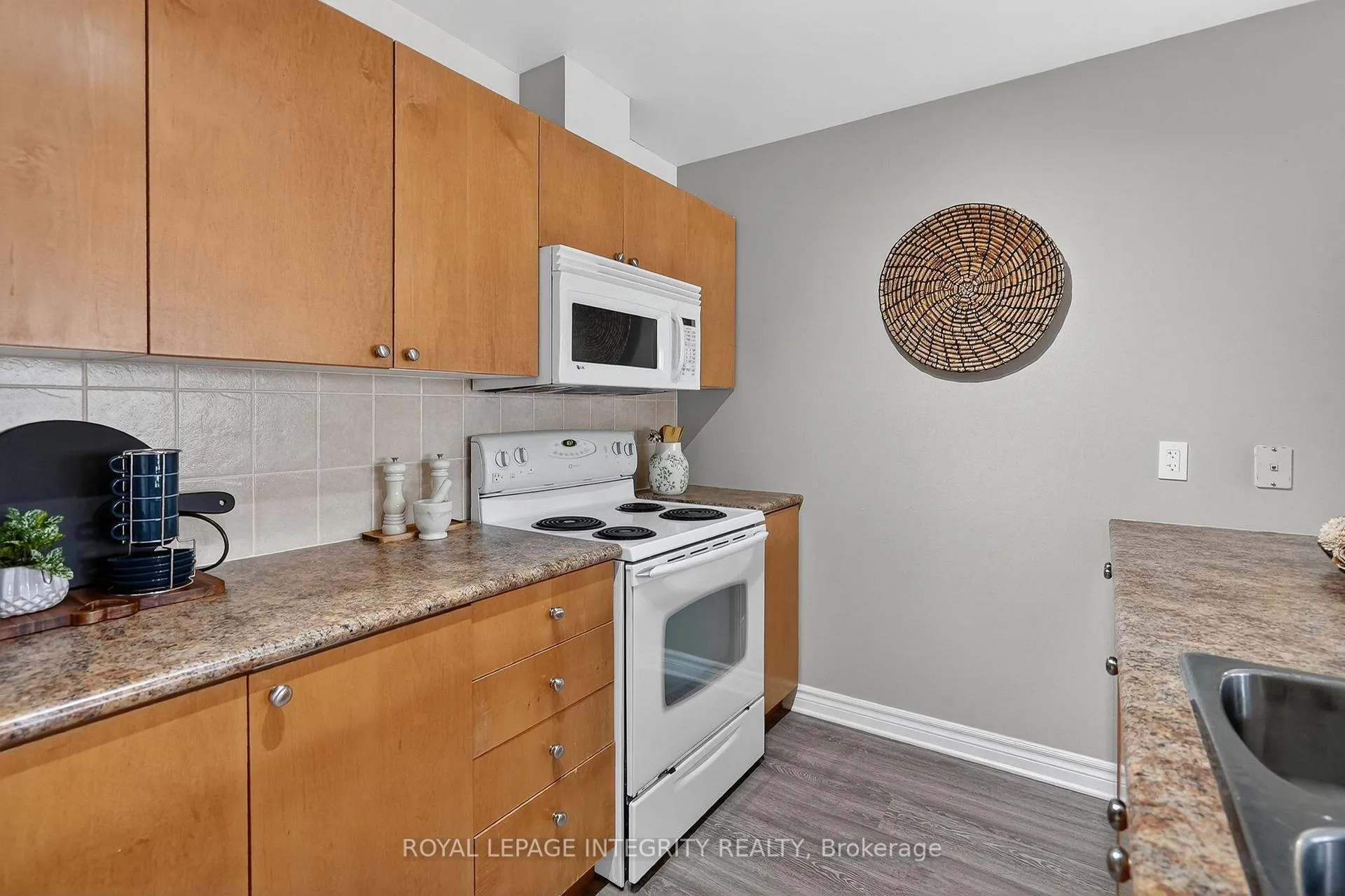 Photo 11 of Unit E, 156 Waterbridge Drive E, Ottawa, Barrhaven East — HOMEH
