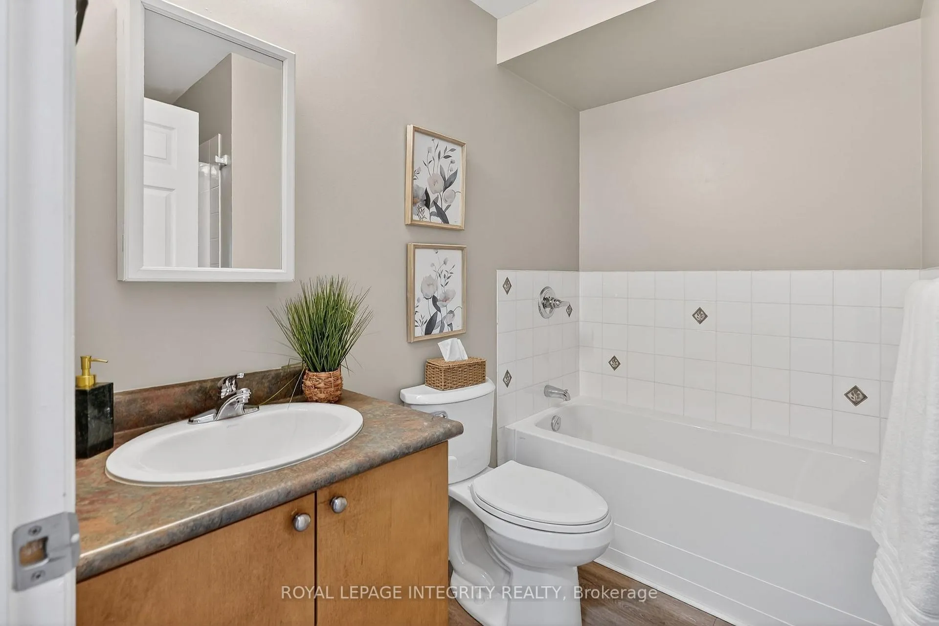 Photo 20 of Unit E, 156 Waterbridge Drive E, Ottawa, Barrhaven East — HOMEH